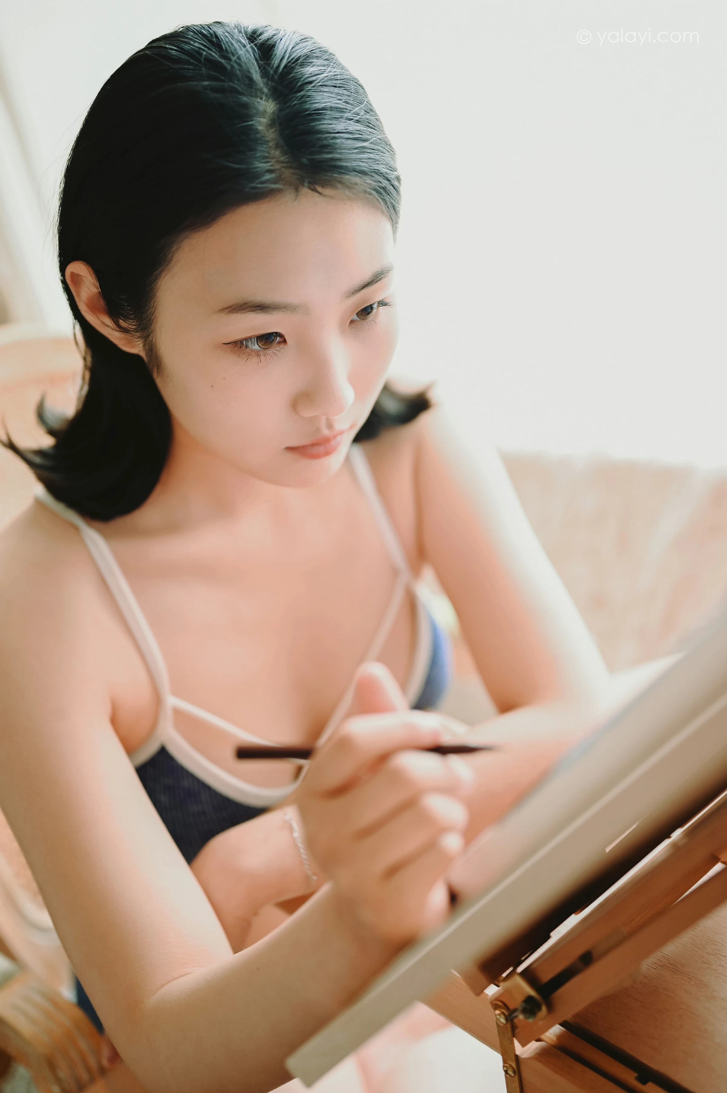 [YALAYI雅拉伊]NO.668 《作画的女孩》 沈伊 灰色内衣性感私房写真集第3张