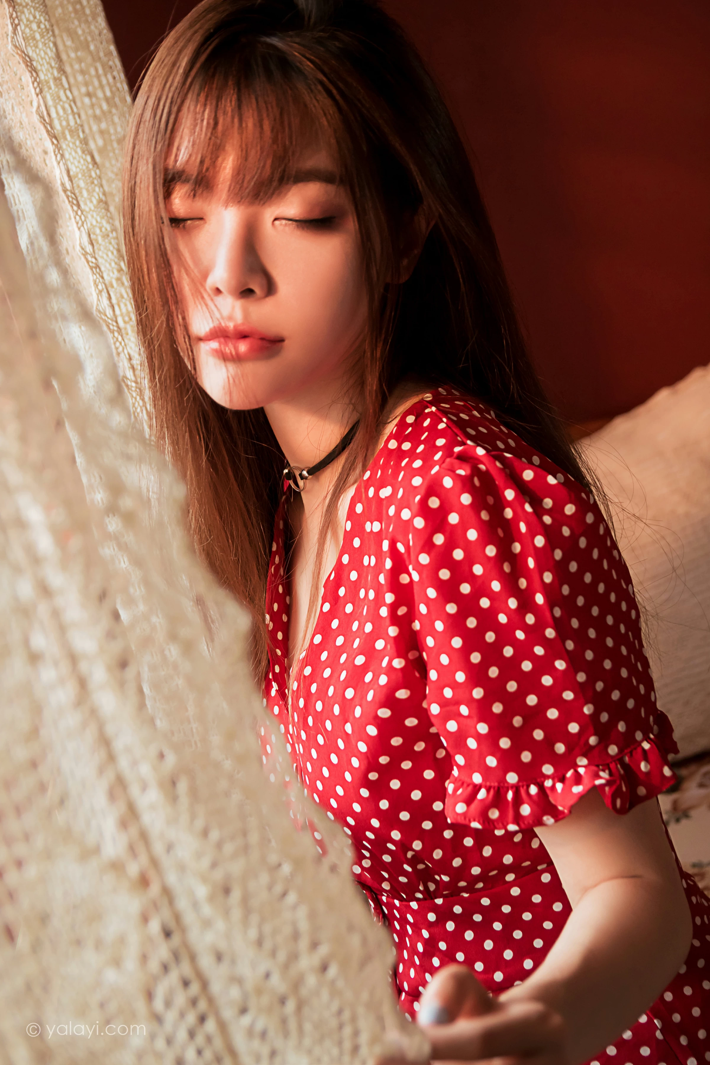 [YALAYI雅拉伊]NO.669 《第一次》 小杨 居家红色连衣裙写真第2张
