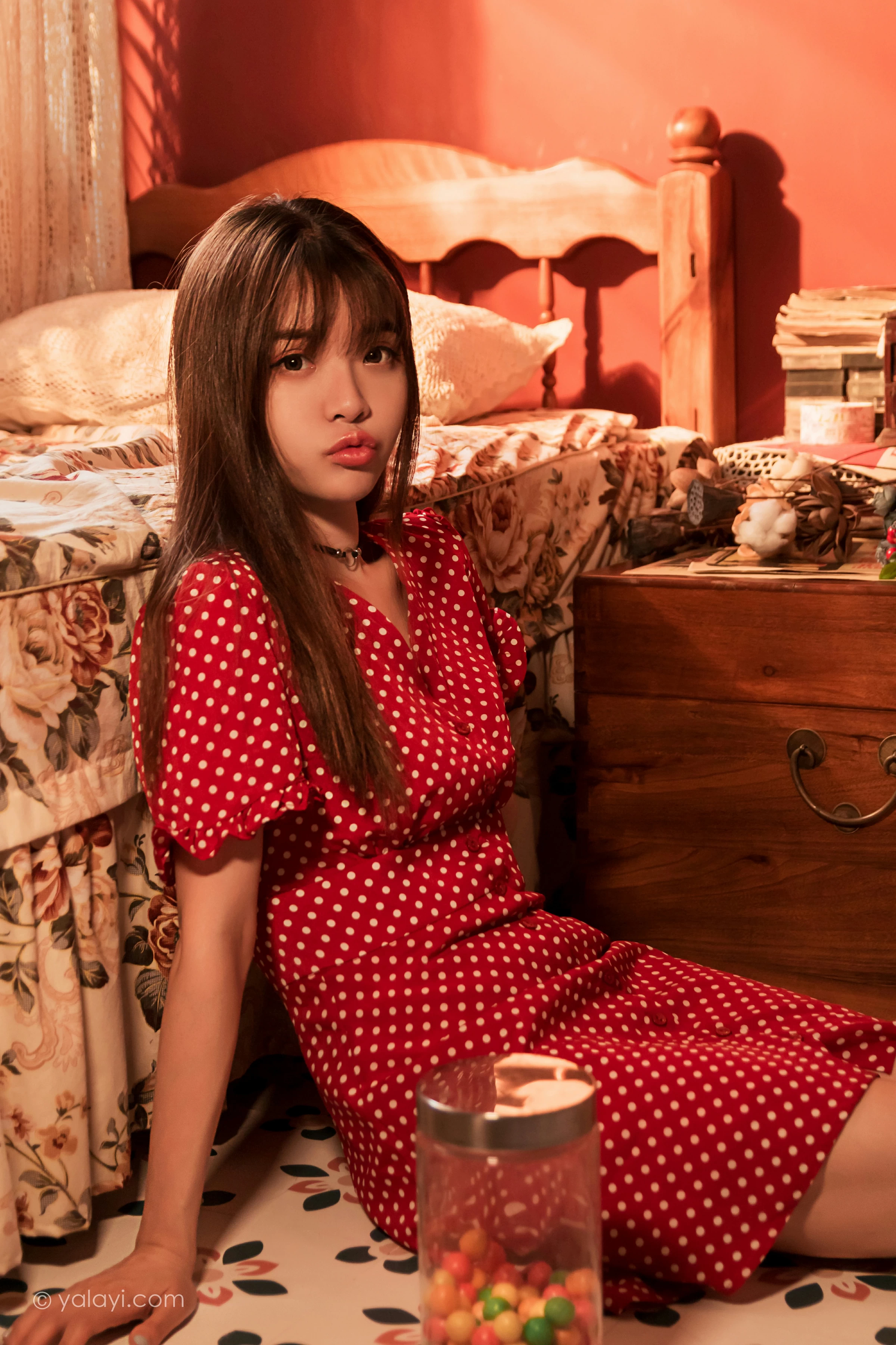 [YALAYI雅拉伊]NO.669 《第一次》 小杨 居家红色连衣裙写真第7张