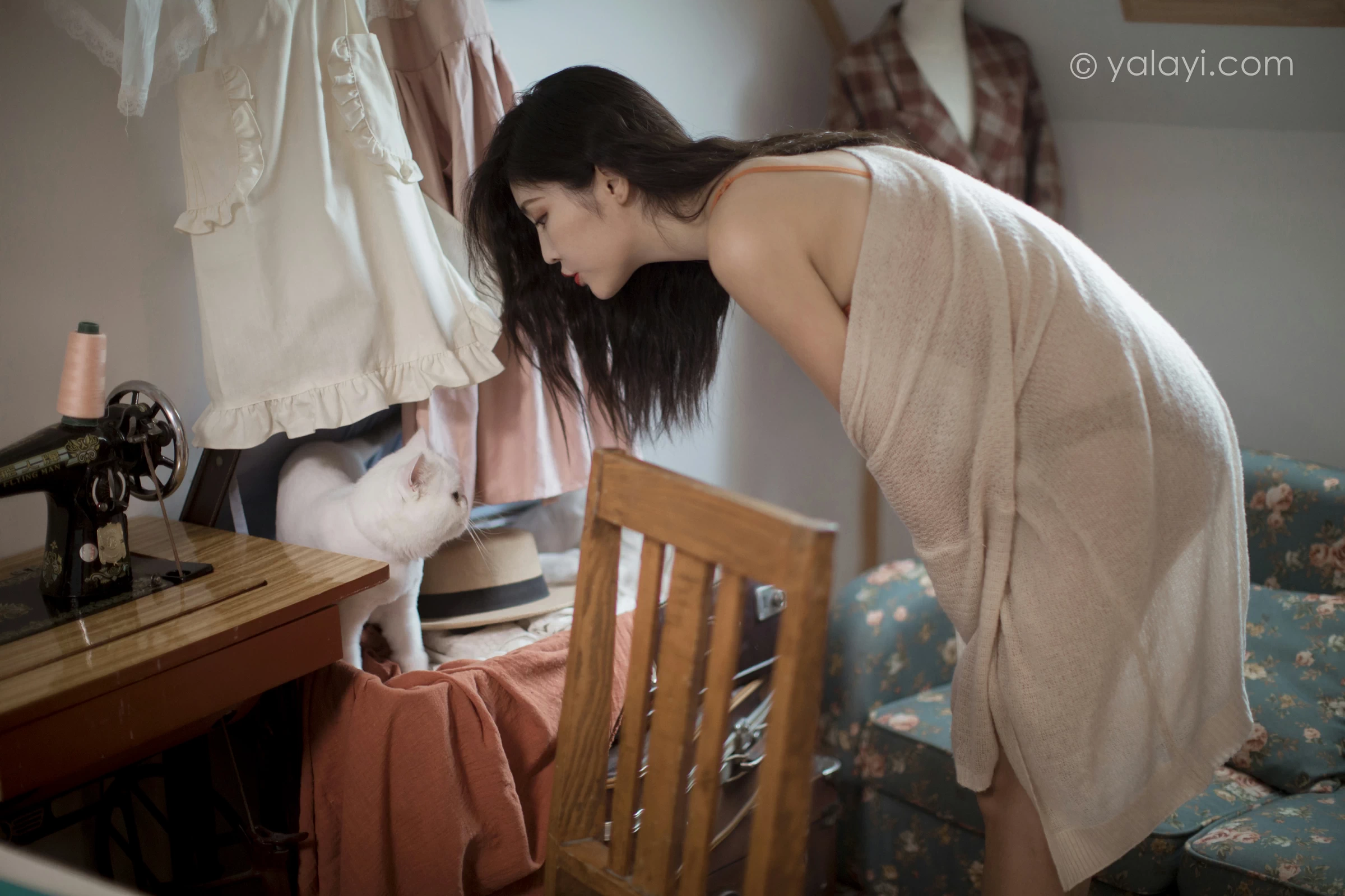 [YALAYI雅拉伊]NO.670 《心动》 苍儿 白色睡袍加橙色内衣性感私房写真集第3张