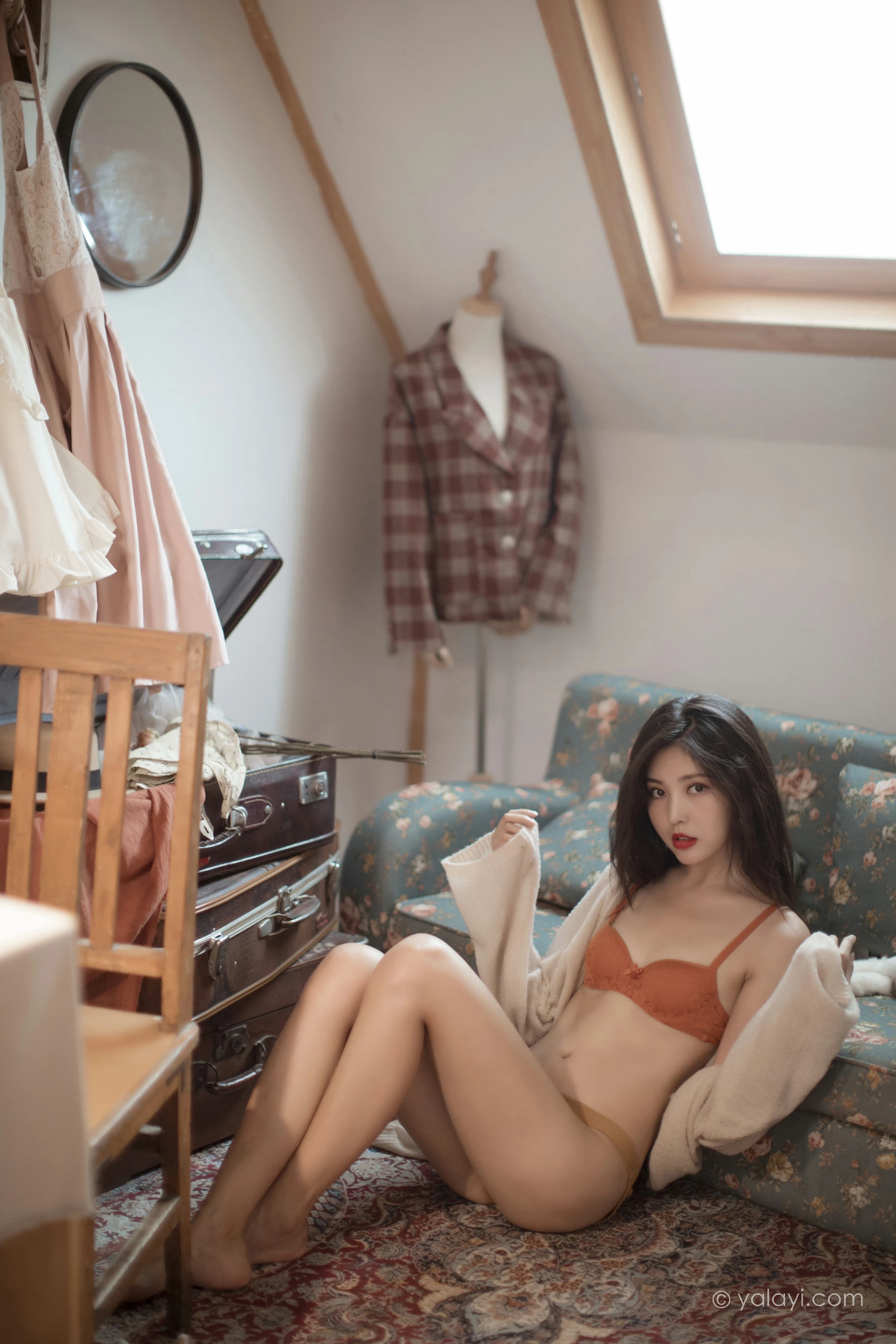 [YALAYI雅拉伊]NO.670 《心动》 苍儿 白色睡袍加橙色内衣性感私房写真集第12张