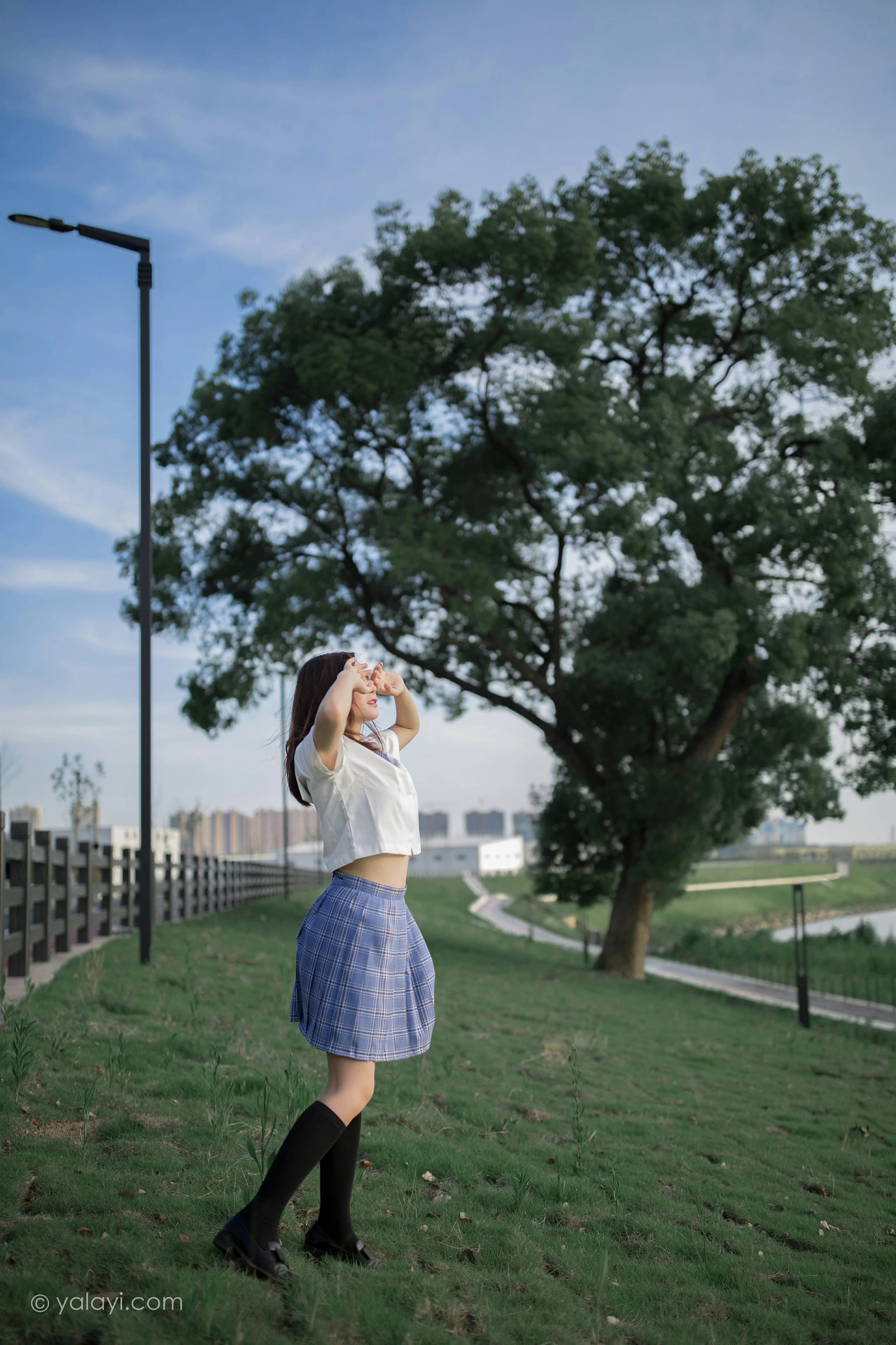 [YALAYI雅拉伊]NO.677 《青春在河畔奔走》 枝娅 白色JK制服与短裙加黑丝美腿写真第3张