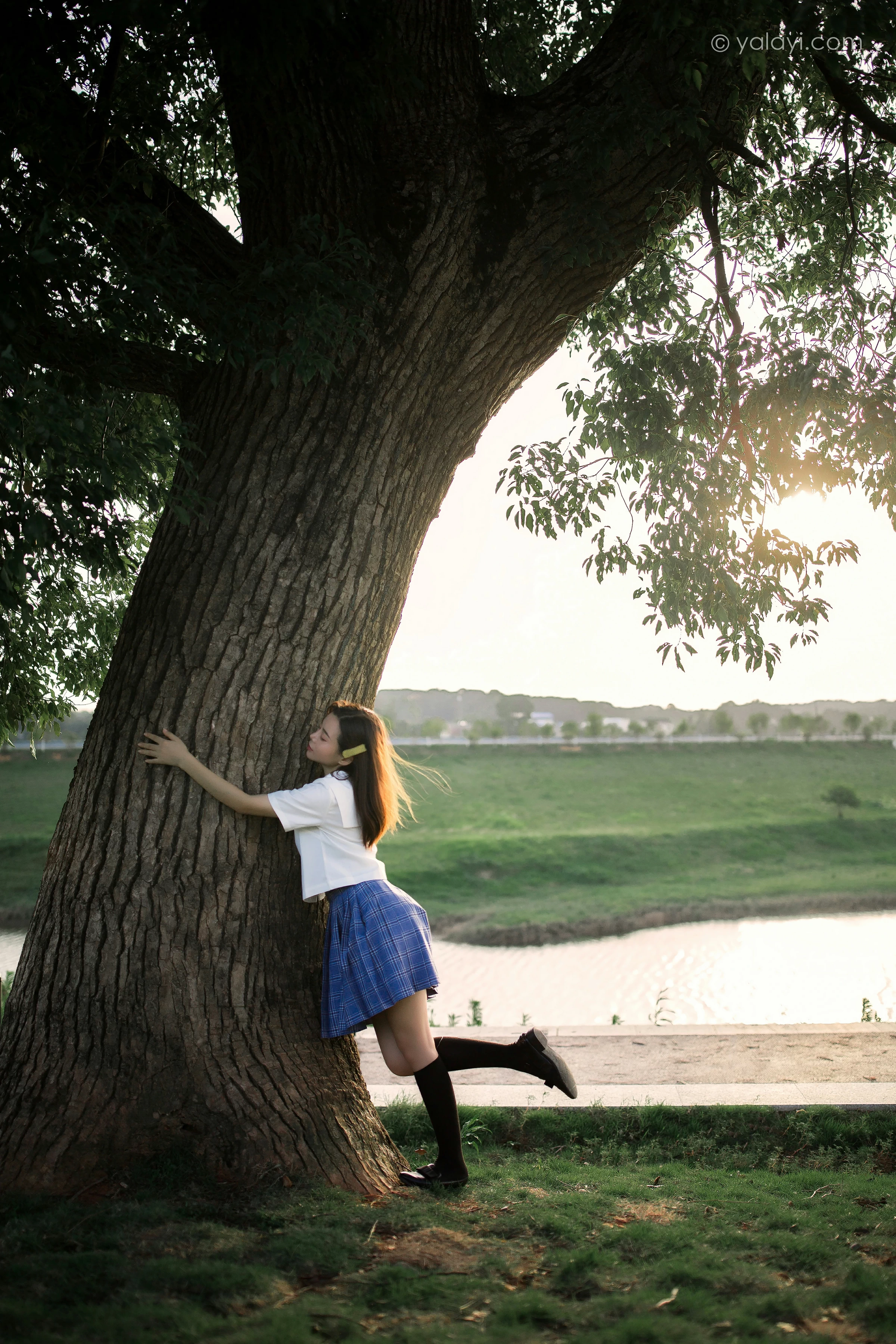 [YALAYI雅拉伊]NO.677 《青春在河畔奔走》 枝娅 白色JK制服与短裙加黑丝美腿写真第7张