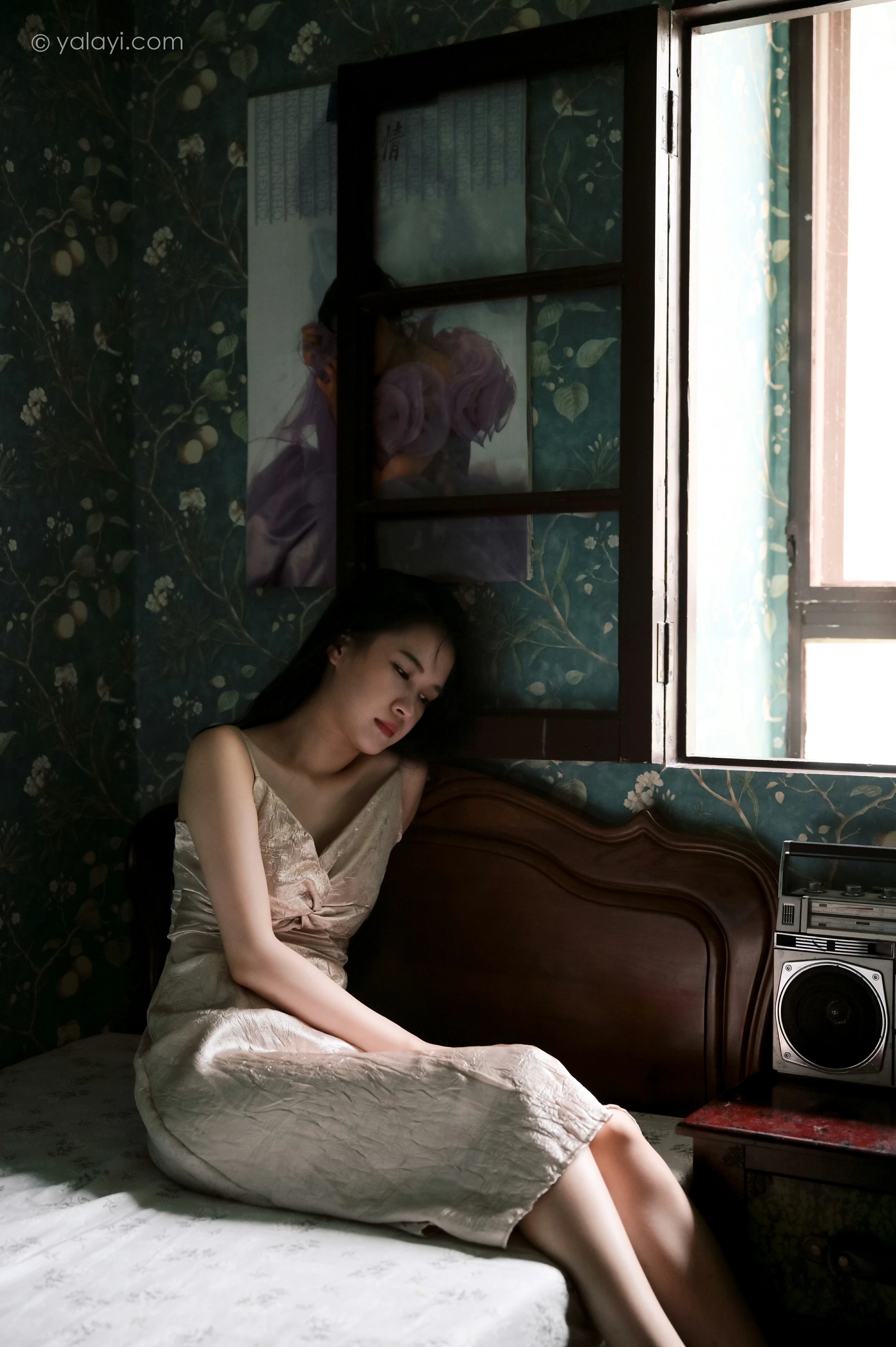 [YALAYI雅拉伊]NO.678 《绿窗》 方岚 黄色吊带连衣裙居家私房写真集第5张