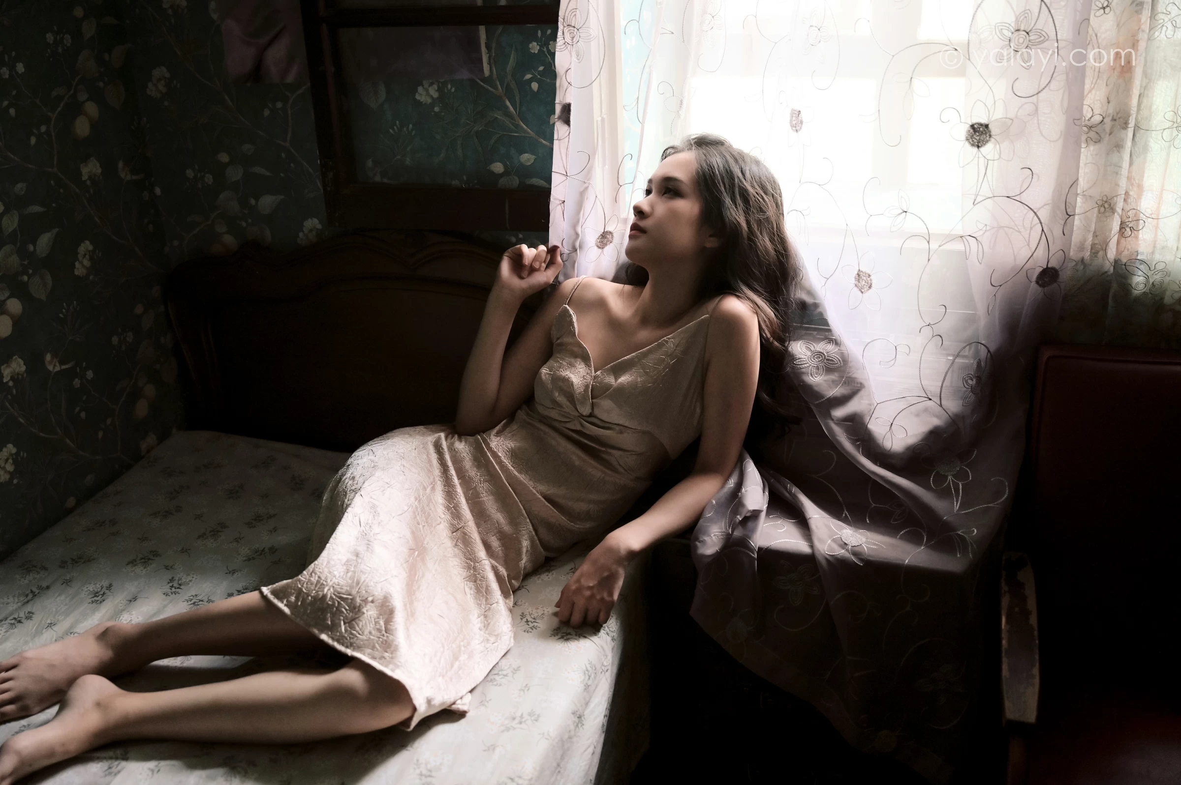 [YALAYI雅拉伊]NO.678 《绿窗》 方岚 黄色吊带连衣裙居家私房写真集第7张