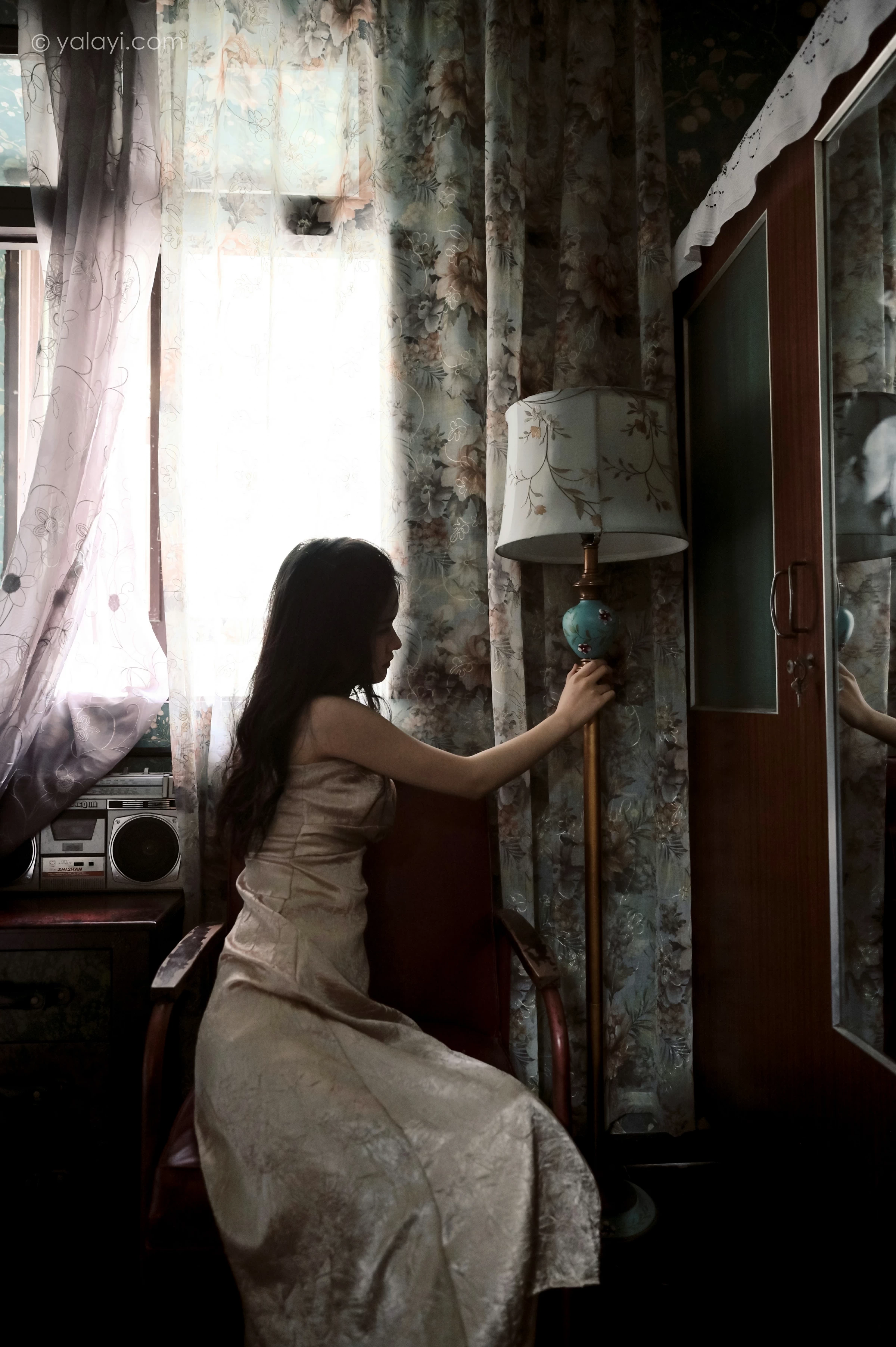 [YALAYI雅拉伊]NO.678 《绿窗》 方岚 黄色吊带连衣裙居家私房写真集第11张