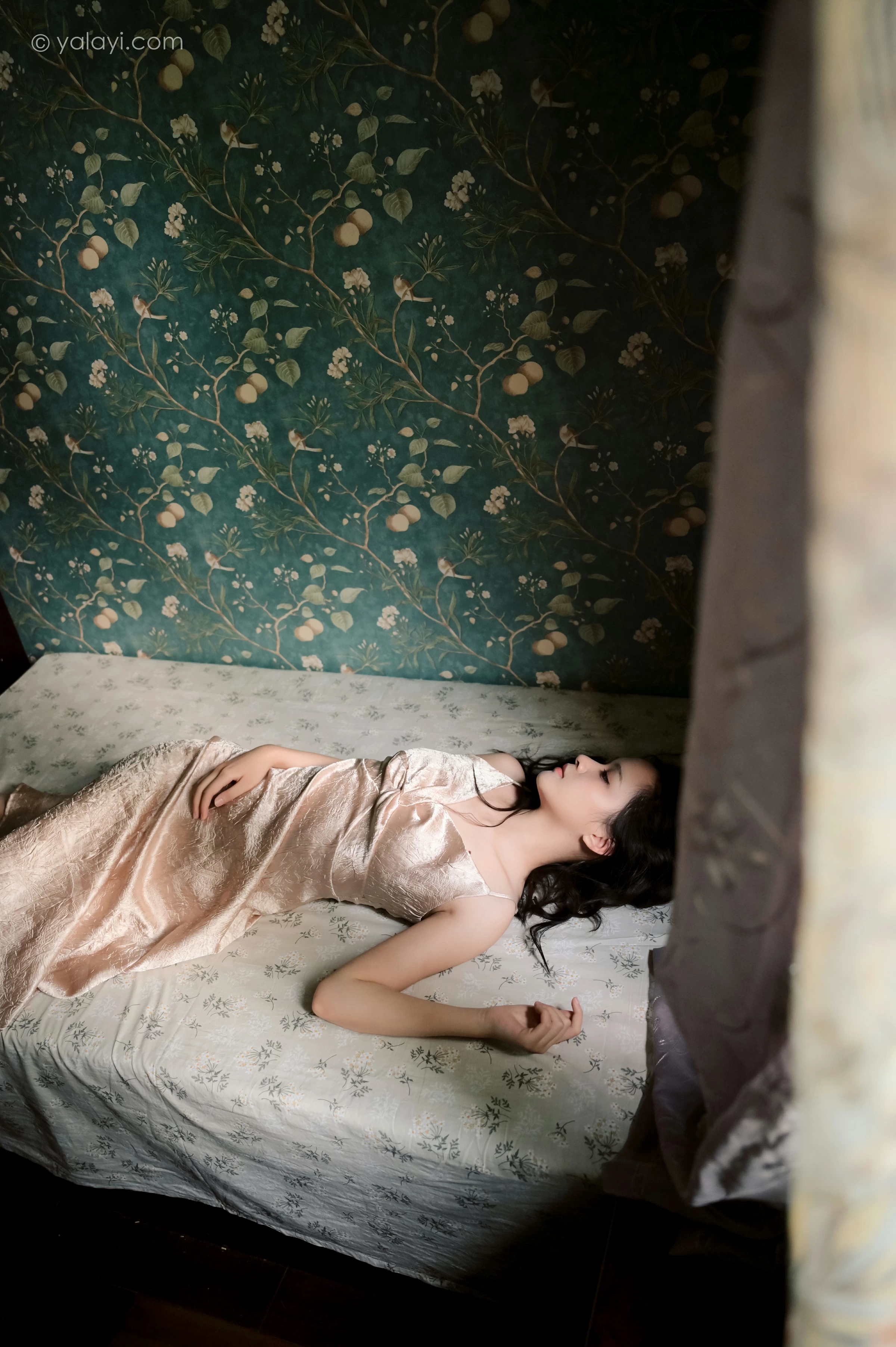 [YALAYI雅拉伊]NO.678 《绿窗》 方岚 黄色吊带连衣裙居家私房写真集第13张