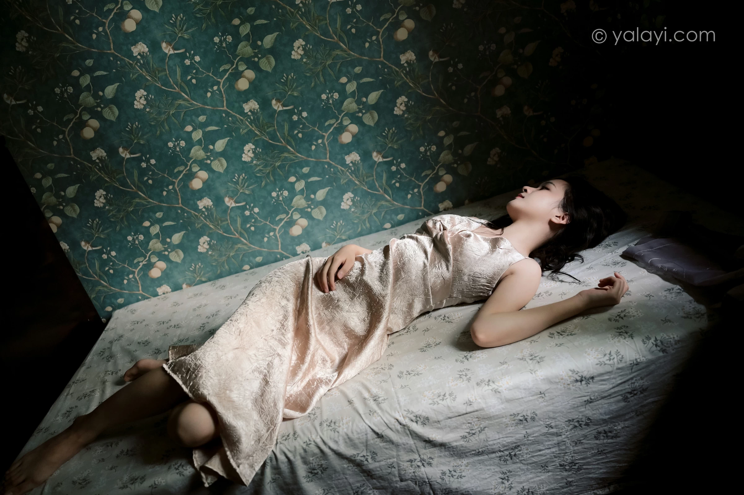 [YALAYI雅拉伊]NO.678 《绿窗》 方岚 黄色吊带连衣裙居家私房写真集第13张