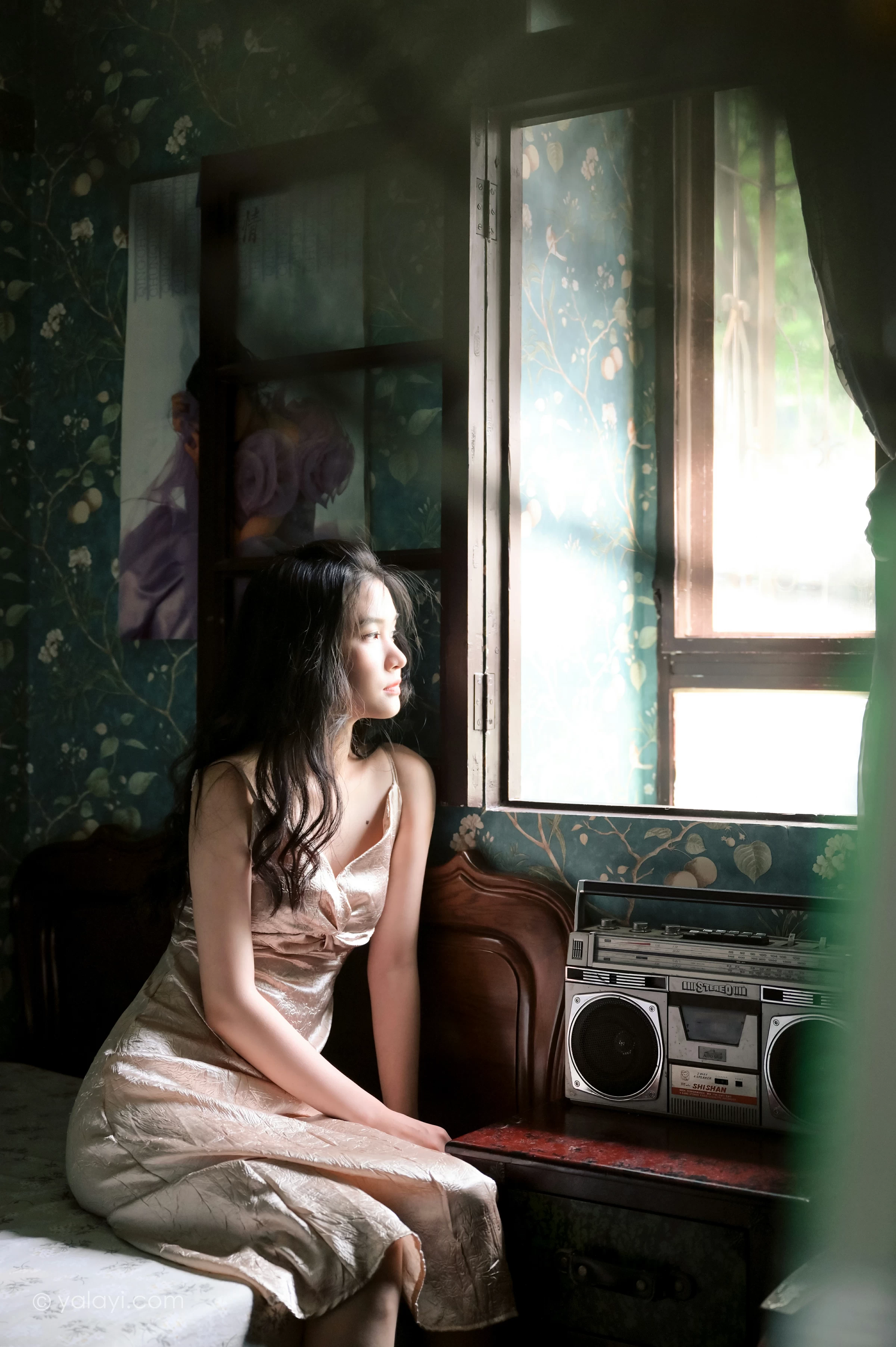 [YALAYI雅拉伊]NO.678 《绿窗》 方岚 黄色吊带连衣裙居家私房写真集第15张