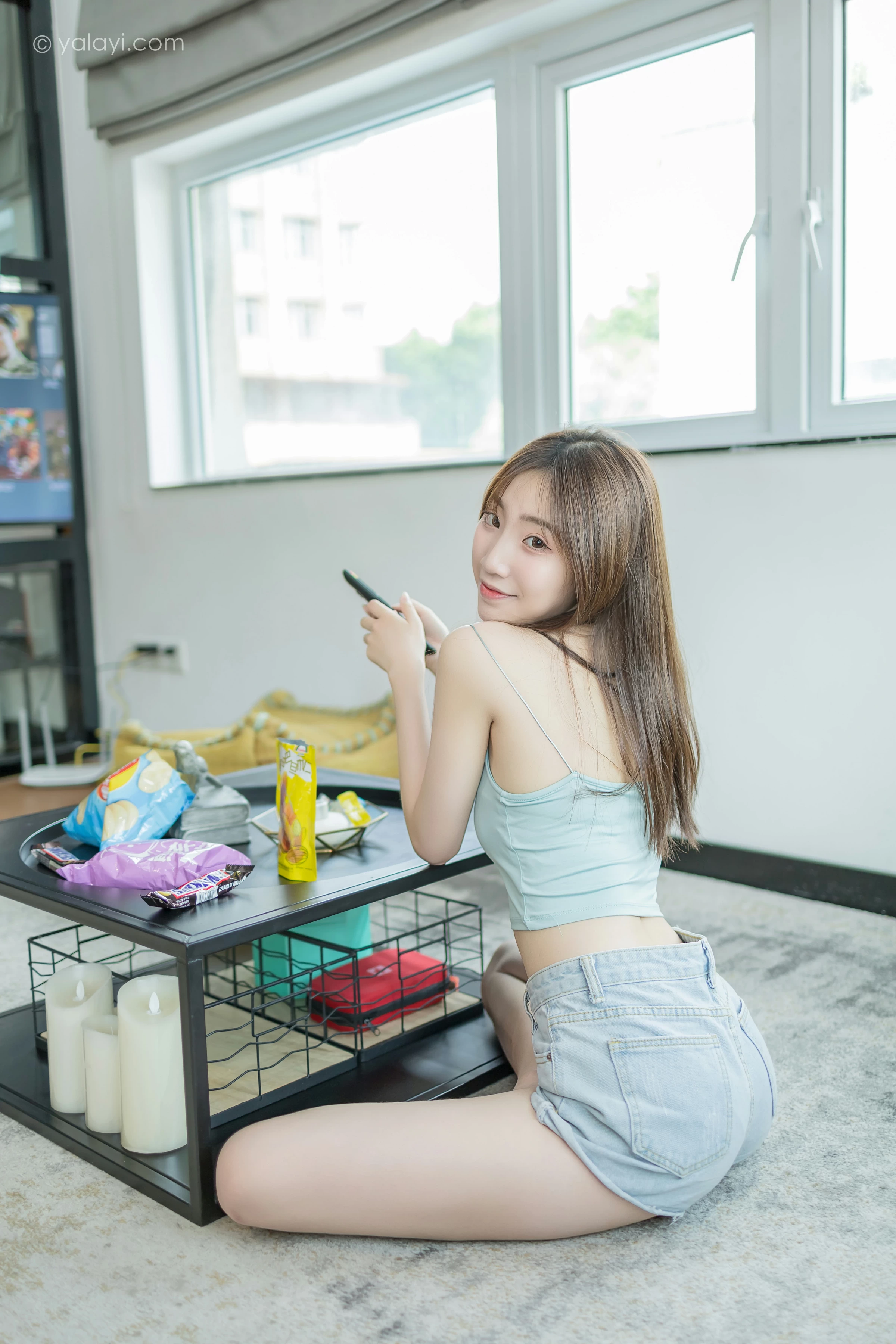 [YALAYI雅拉伊]NO.680 《现任女友》 小乔 绿色性感小背心加牛仔短裤街拍写真第7张