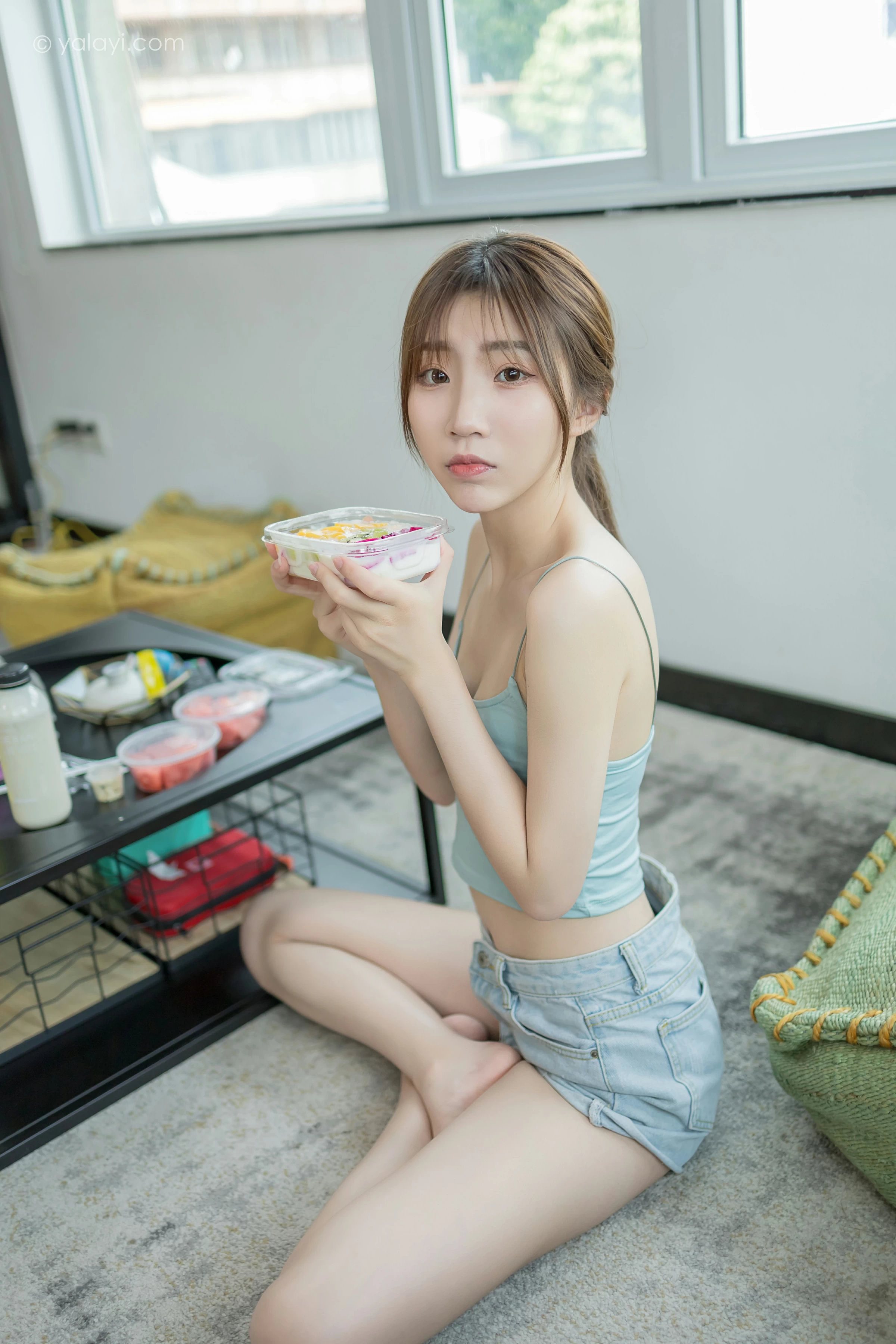 [YALAYI雅拉伊]NO.680 《现任女友》 小乔 绿色性感小背心加牛仔短裤街拍写真第11张