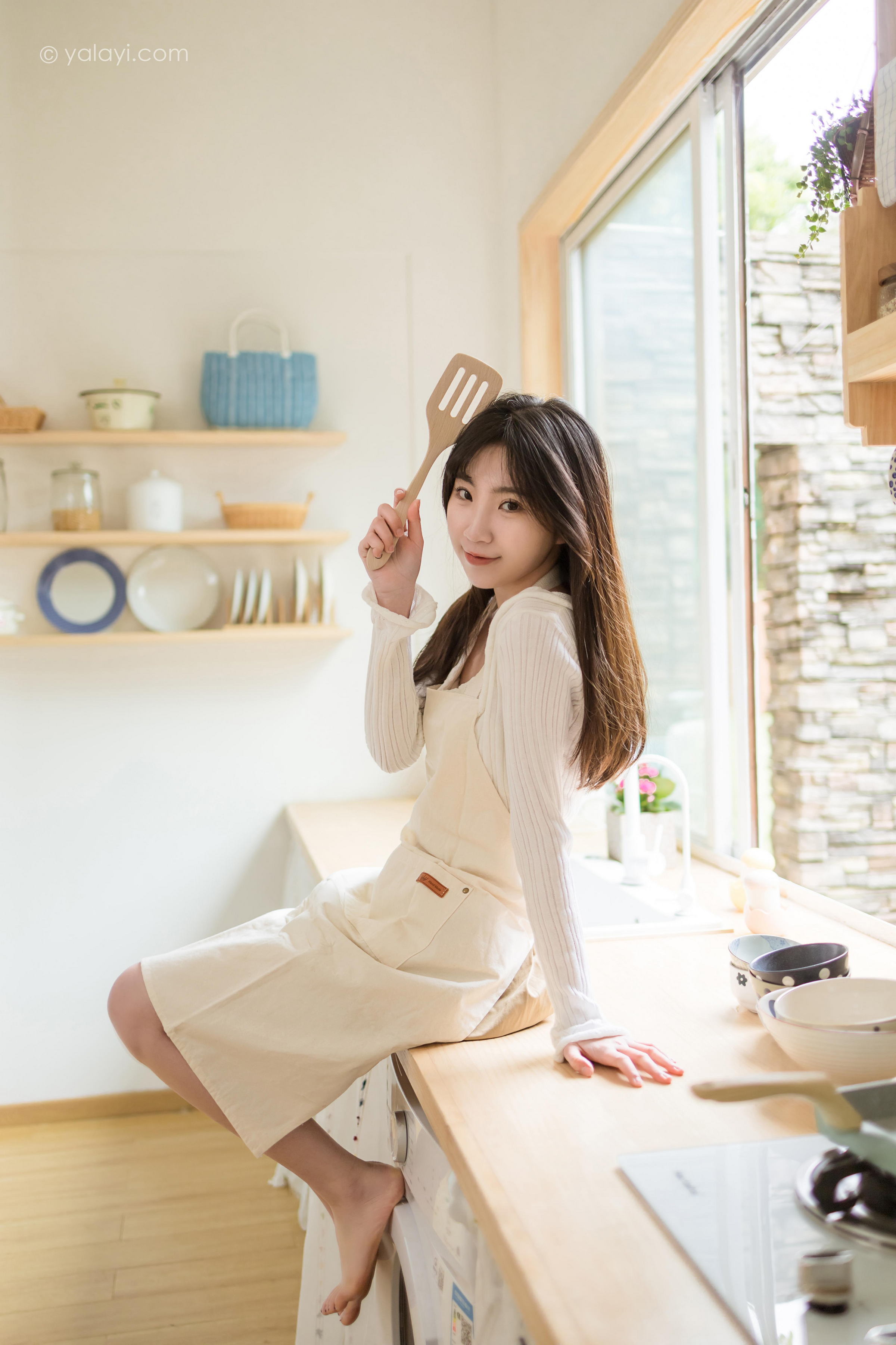 [YALAYI雅拉伊]2022.03.14 我的爱人 小乔 白色休闲外套加吊带围裙居家清纯写真集第6张