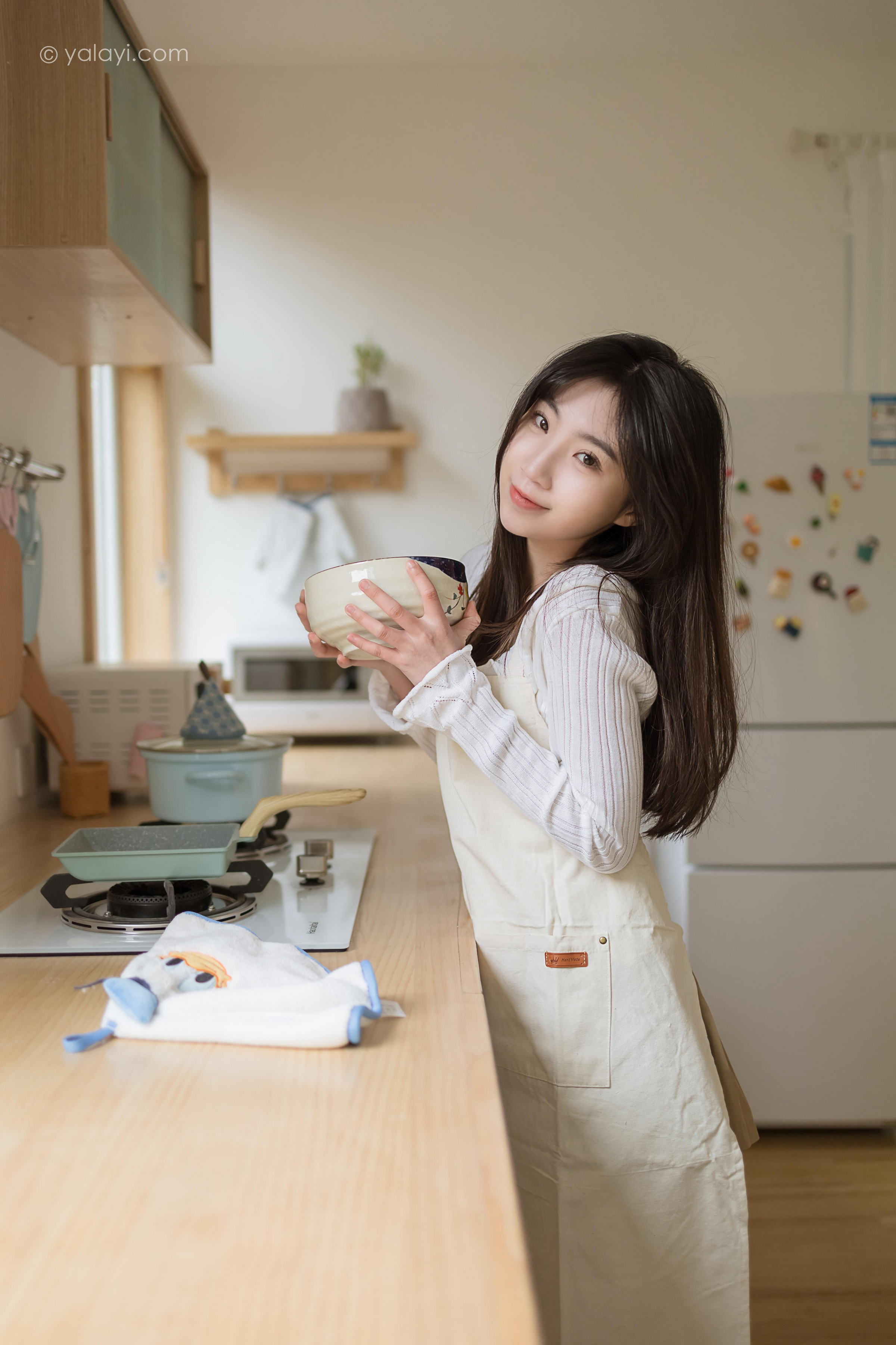 [YALAYI雅拉伊]2022.03.14 我的爱人 小乔 白色休闲外套加吊带围裙居家清纯写真集第2张