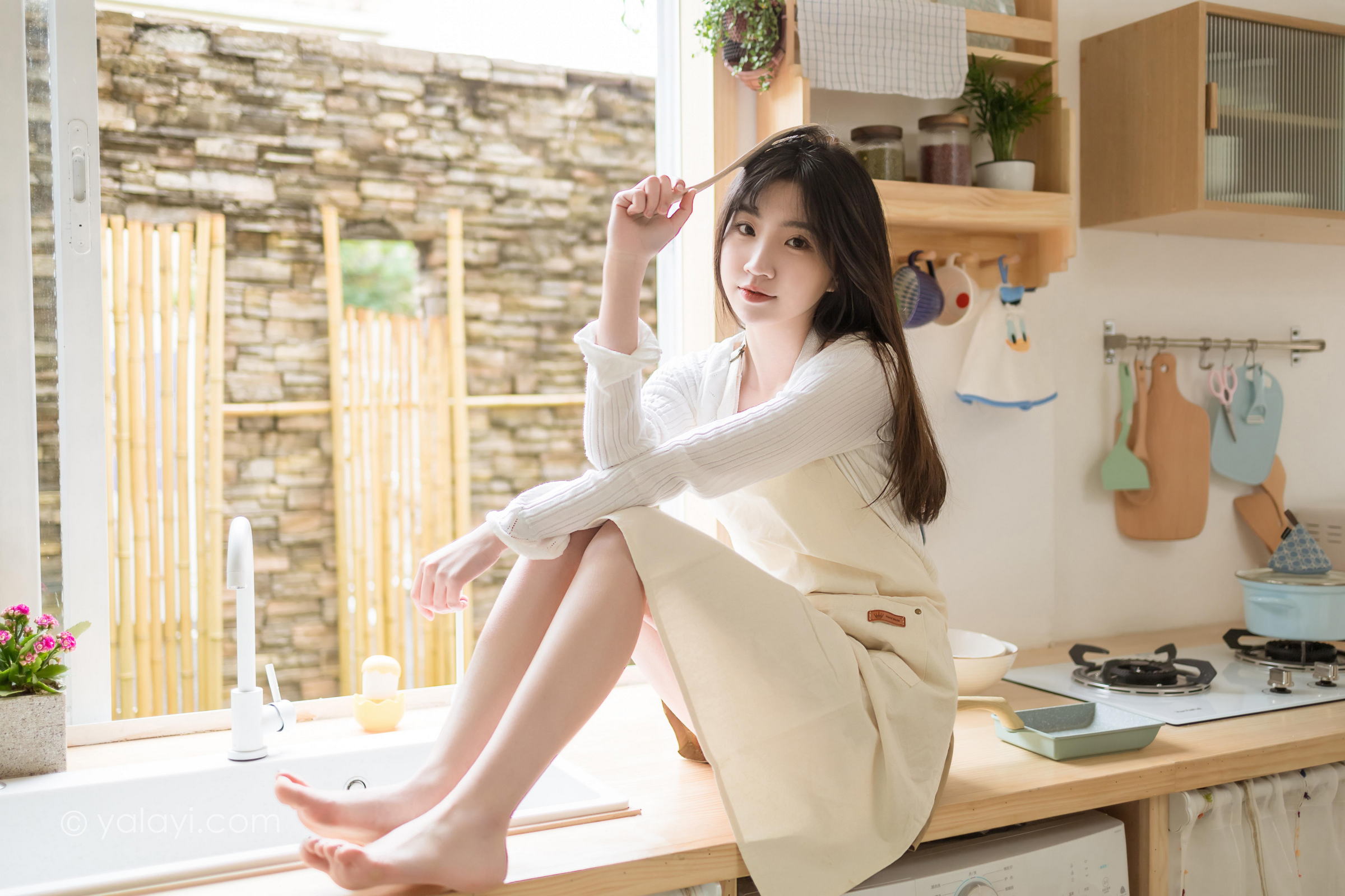 [YALAYI雅拉伊]2022.03.14 我的爱人 小乔 白色休闲外套加吊带围裙居家清纯写真集第9张