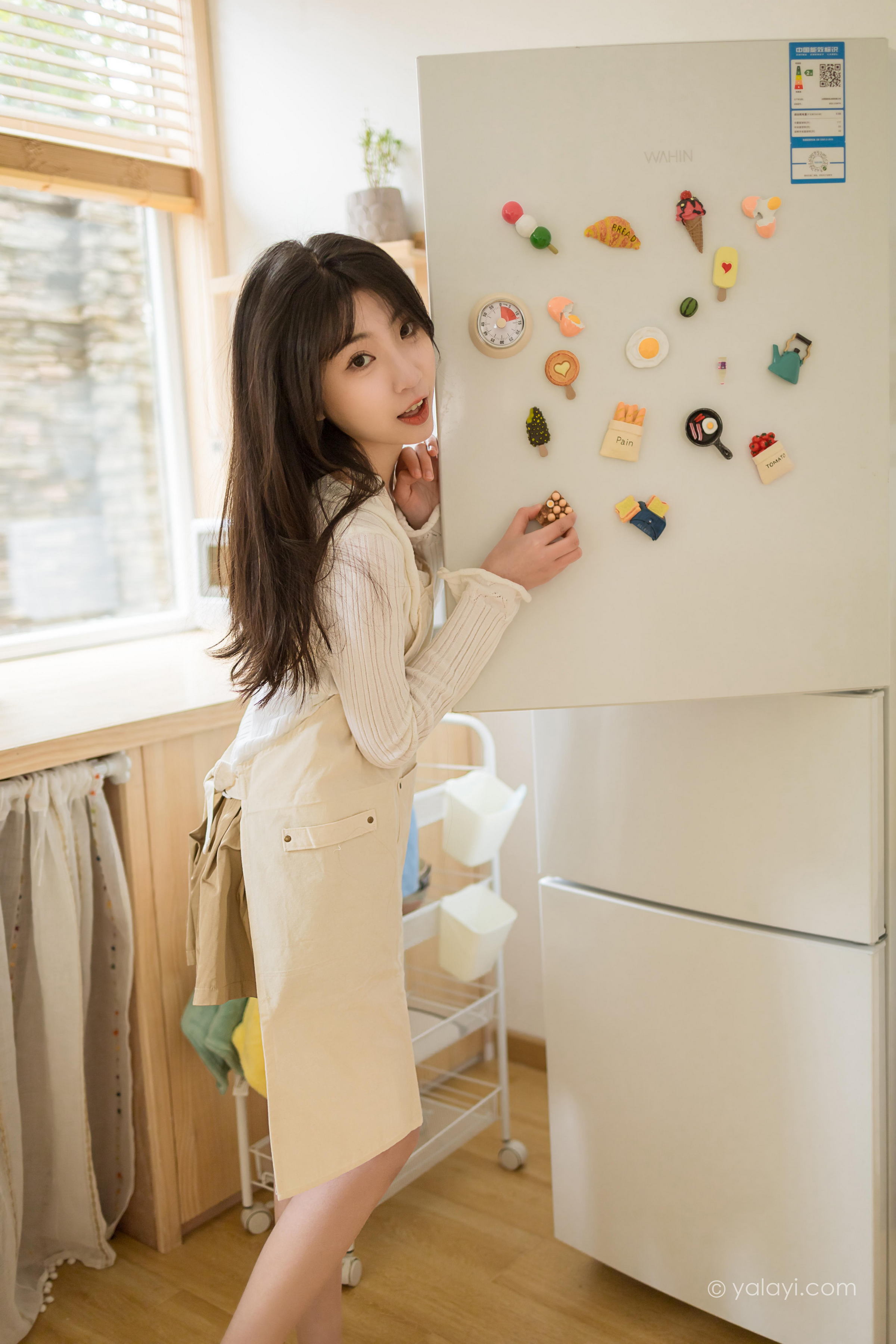 [YALAYI雅拉伊]2022.03.14 我的爱人 小乔 白色休闲外套加吊带围裙居家清纯写真集第13张