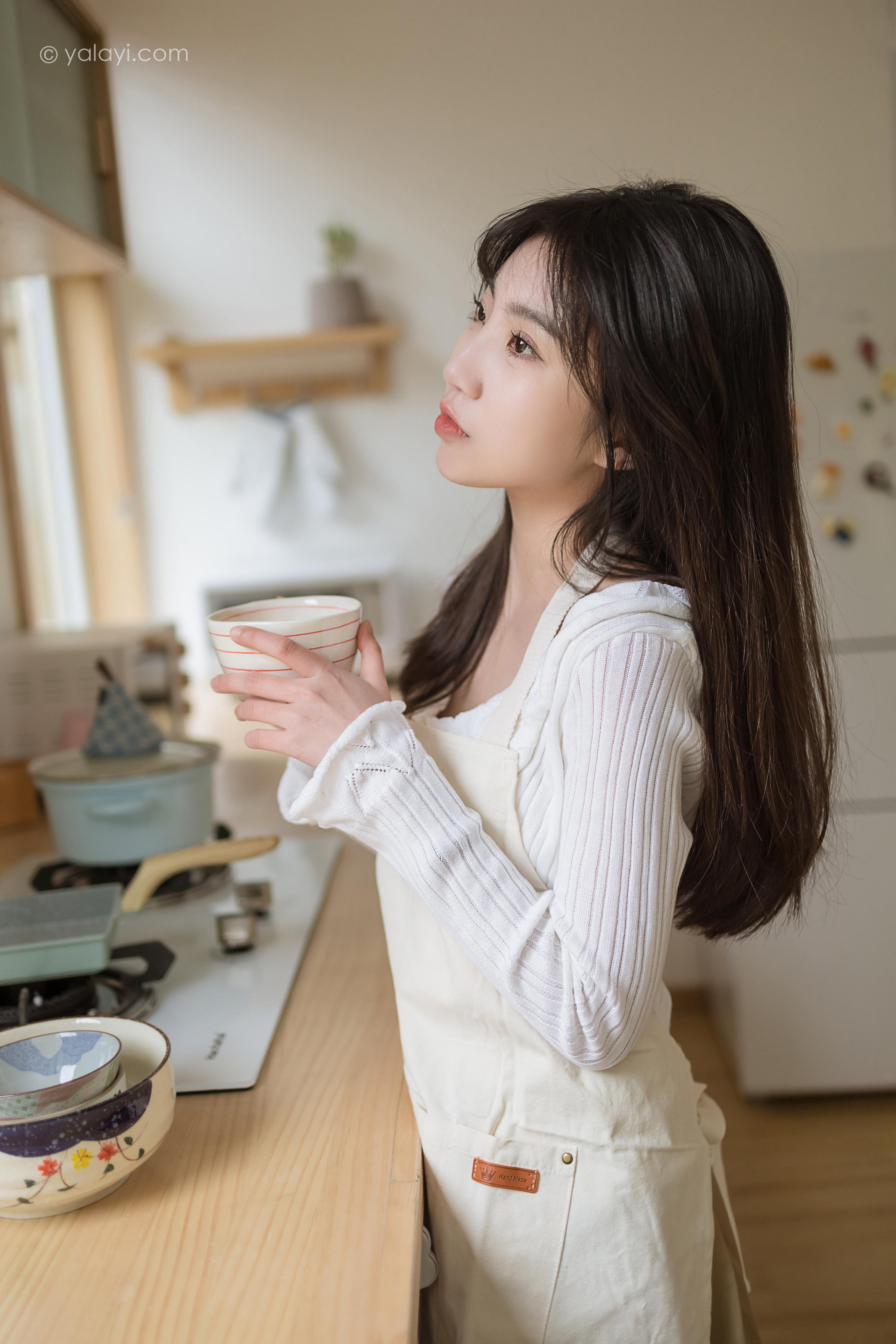[YALAYI雅拉伊]2022.03.14 我的爱人 小乔 白色休闲外套加吊带围裙居家清纯写真集第4张