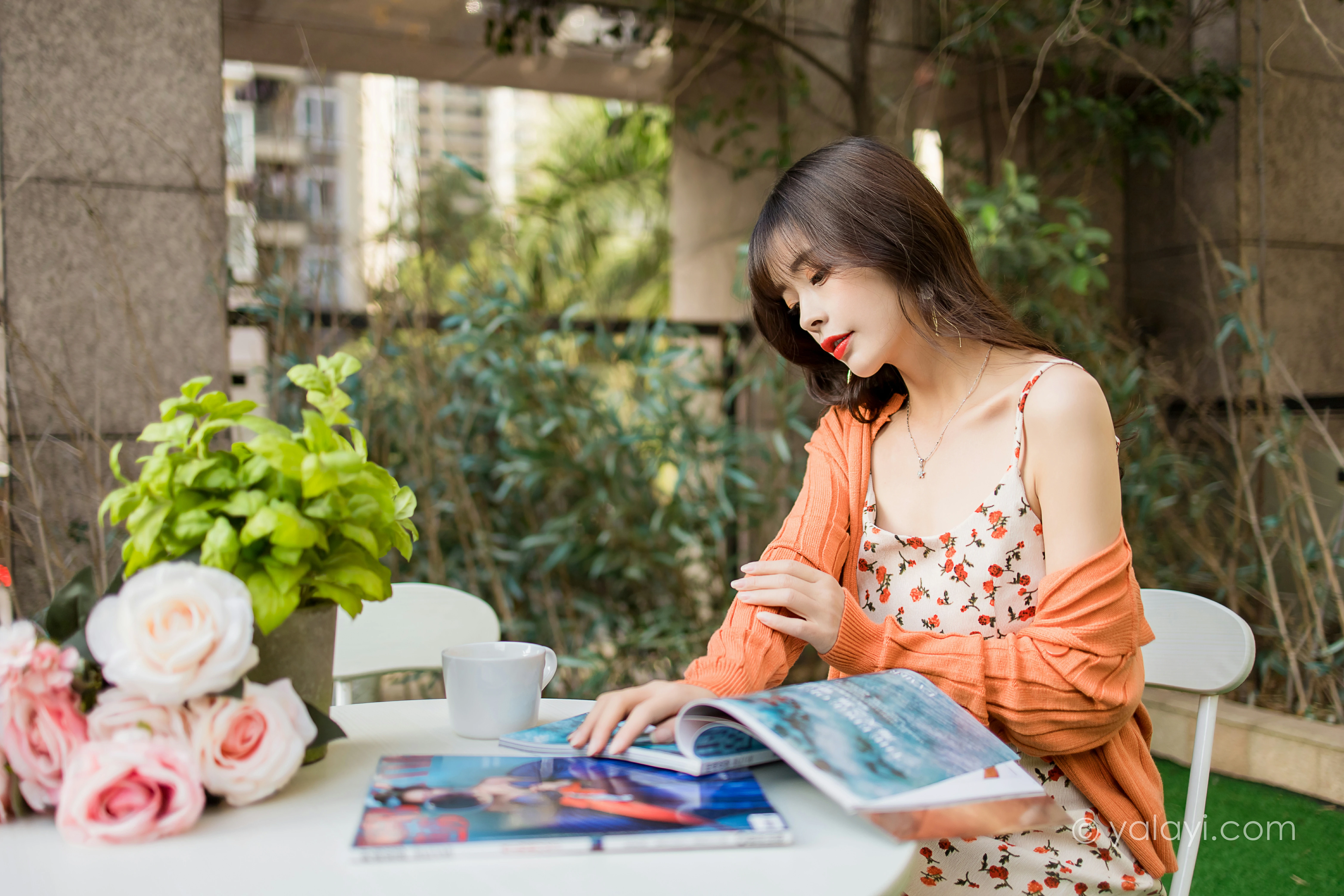 [YALAYI雅拉伊]NO.793 悠闲时光 程小蝶 橙色外套与粉色吊带连衣裙清纯写真集第4张