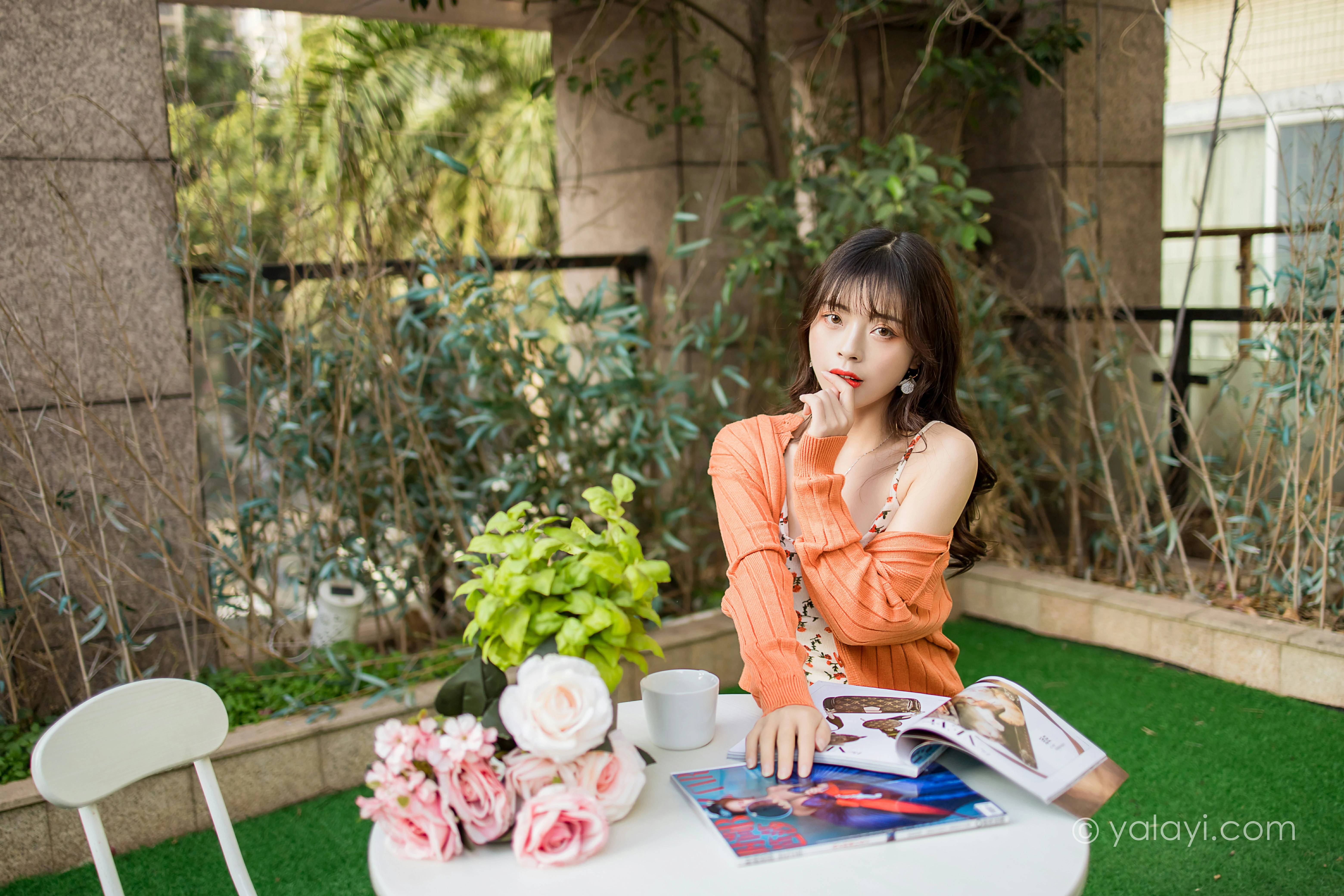[YALAYI雅拉伊]NO.793 悠闲时光 程小蝶 橙色外套与粉色吊带连衣裙清纯写真集第7张
