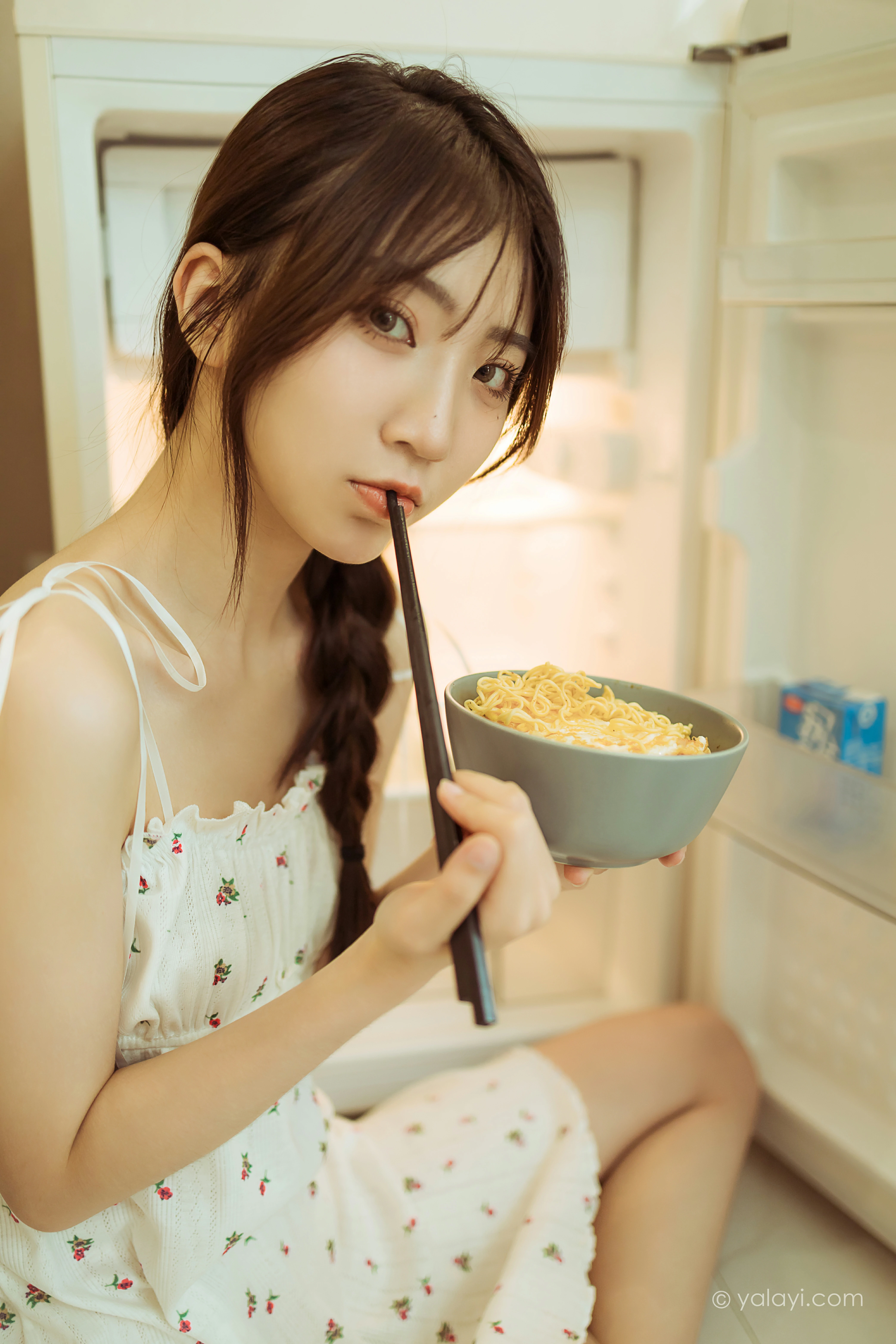 [YALAYI雅拉伊]NO.805 餐蛋面 小乔 白色吊带连衣裙居家清纯写真集第4张