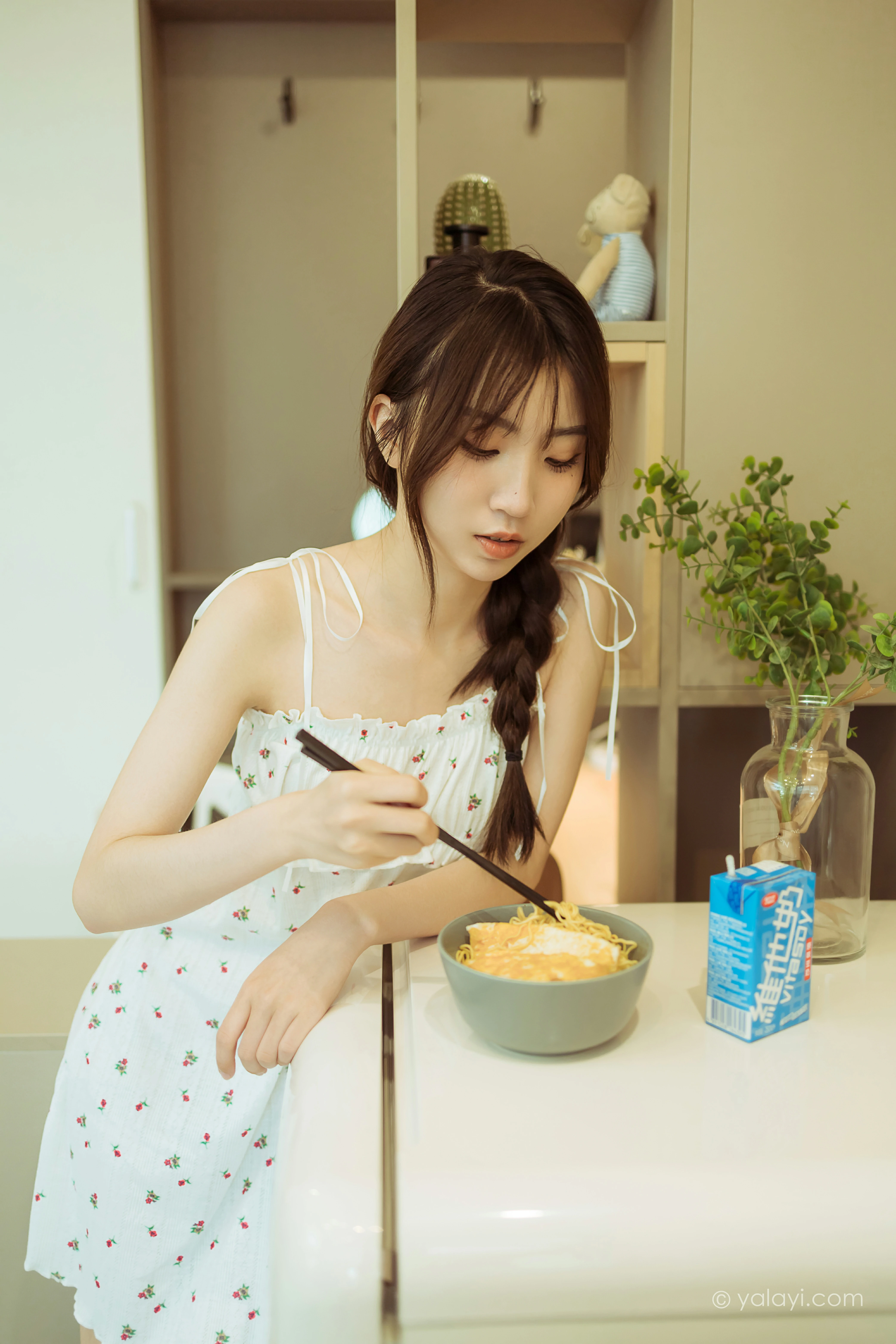 [YALAYI雅拉伊]NO.805 餐蛋面 小乔 白色吊带连衣裙居家清纯写真集第6张