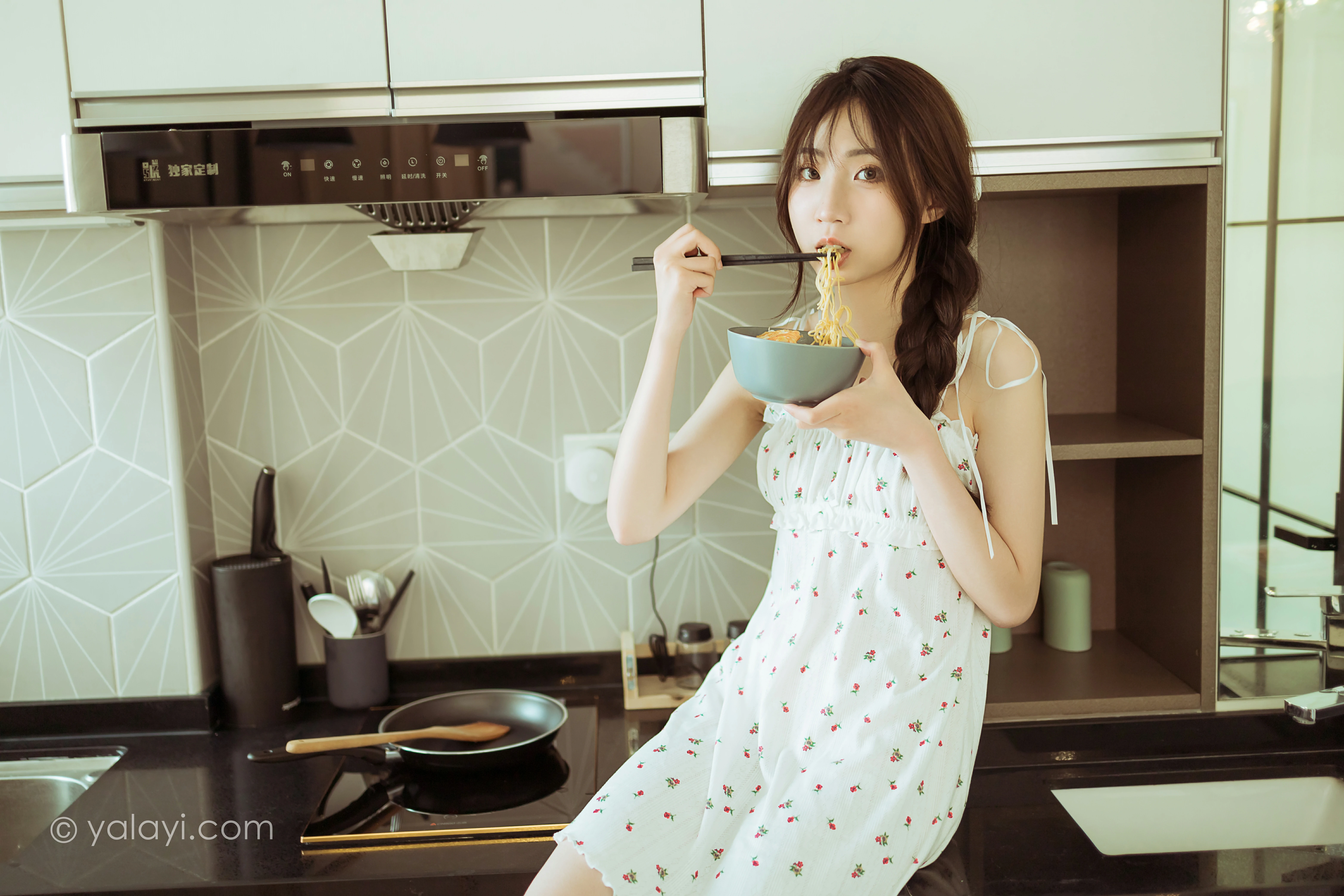 [YALAYI雅拉伊]NO.805 餐蛋面 小乔 白色吊带连衣裙居家清纯写真集第11张