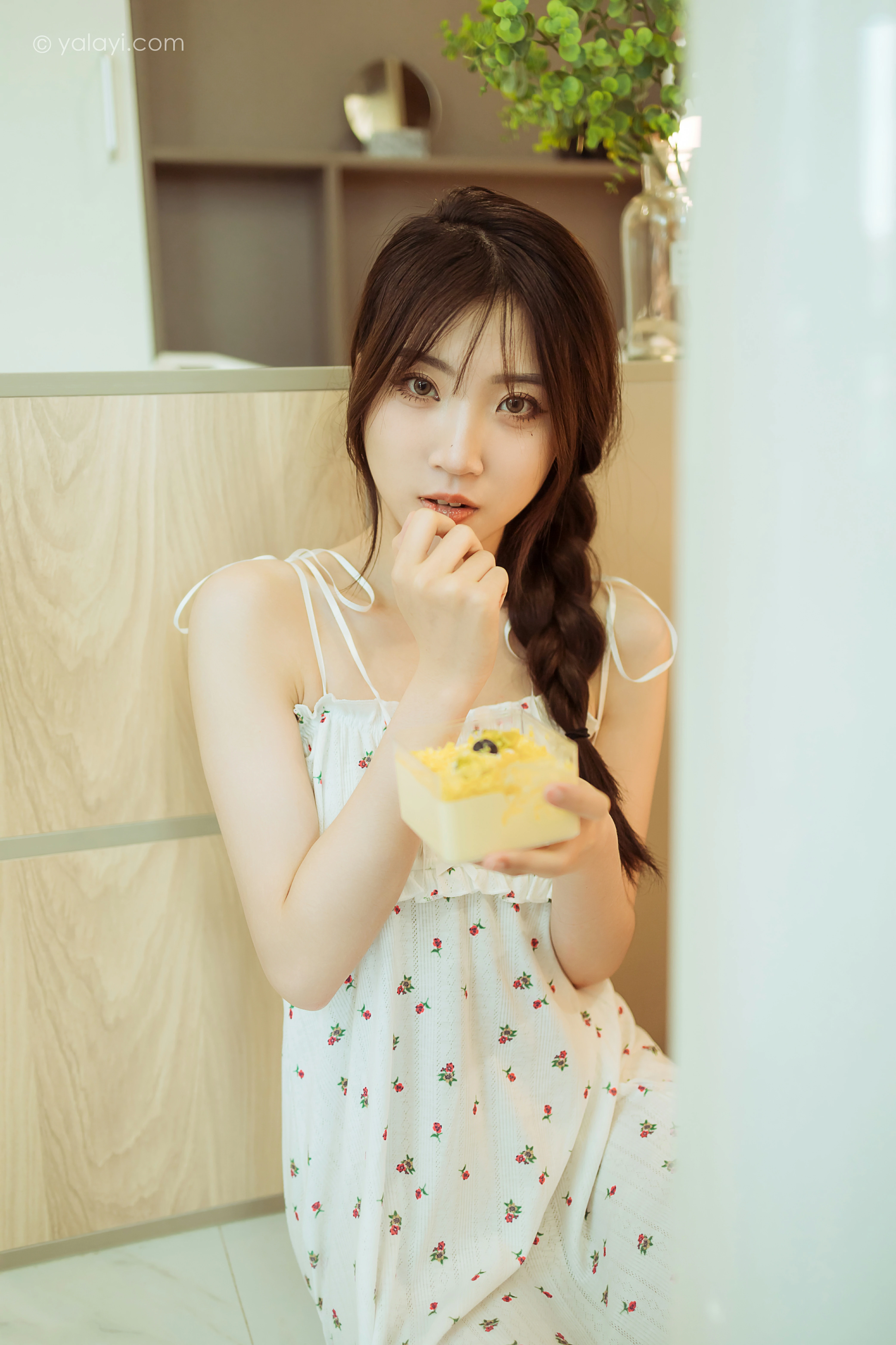 [YALAYI雅拉伊]NO.805 餐蛋面 小乔 白色吊带连衣裙居家清纯写真集第9张