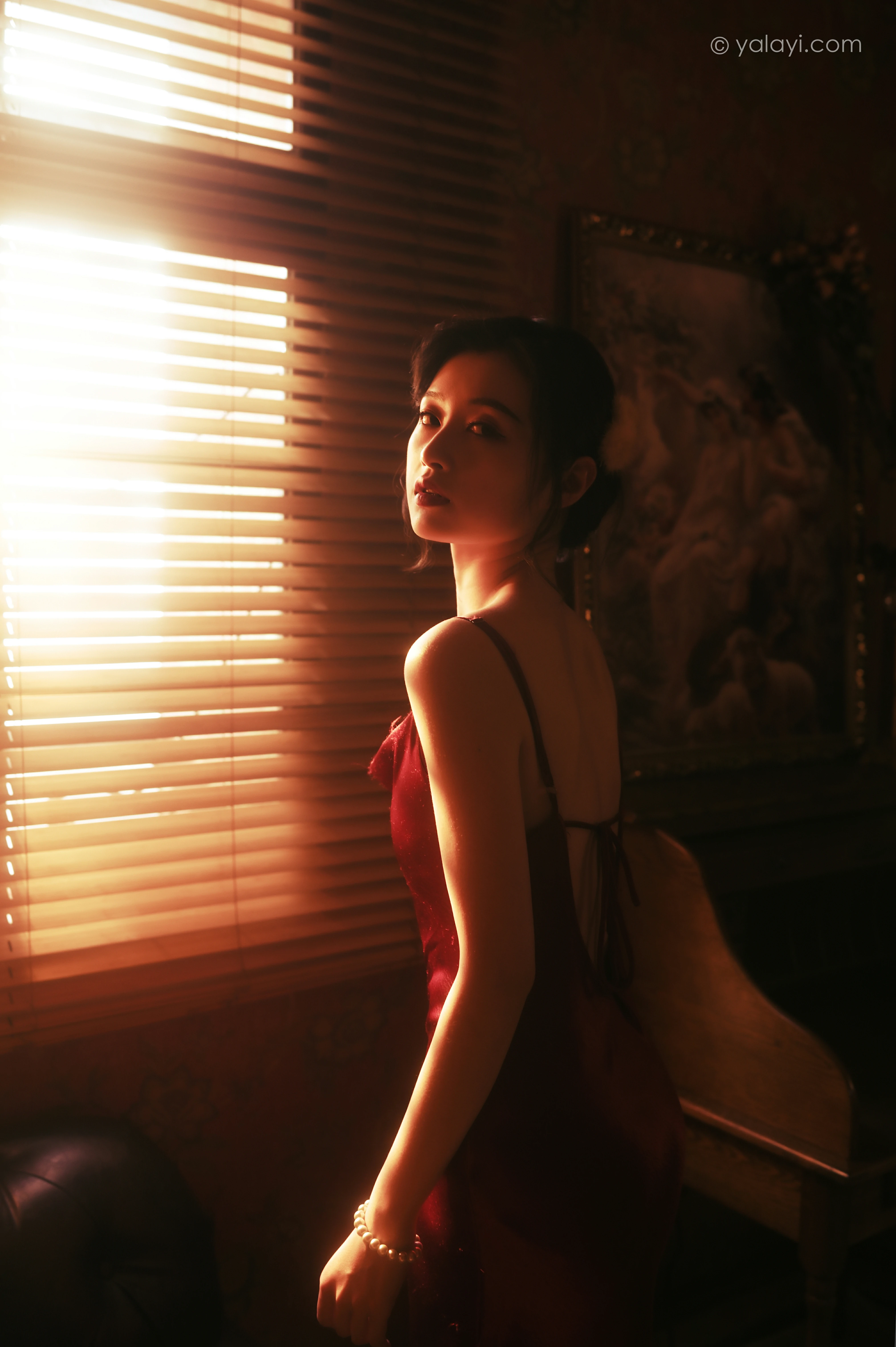 [YALAYI雅拉伊]NO.794 在窗边 京京 红色吊带裸背连衣裙居家性感写真集第2张