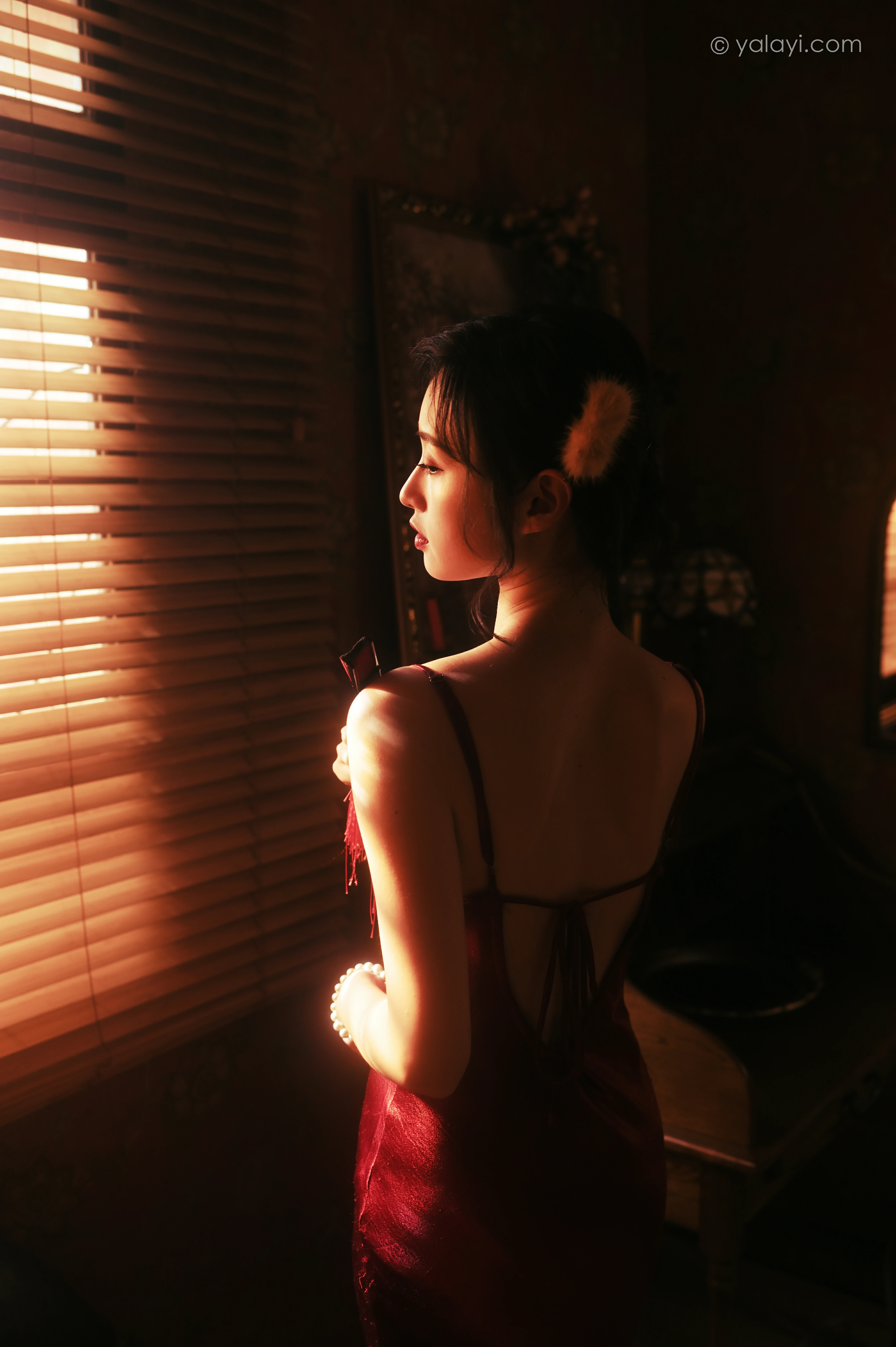[YALAYI雅拉伊]NO.794 在窗边 京京 红色吊带裸背连衣裙居家性感写真集第1张