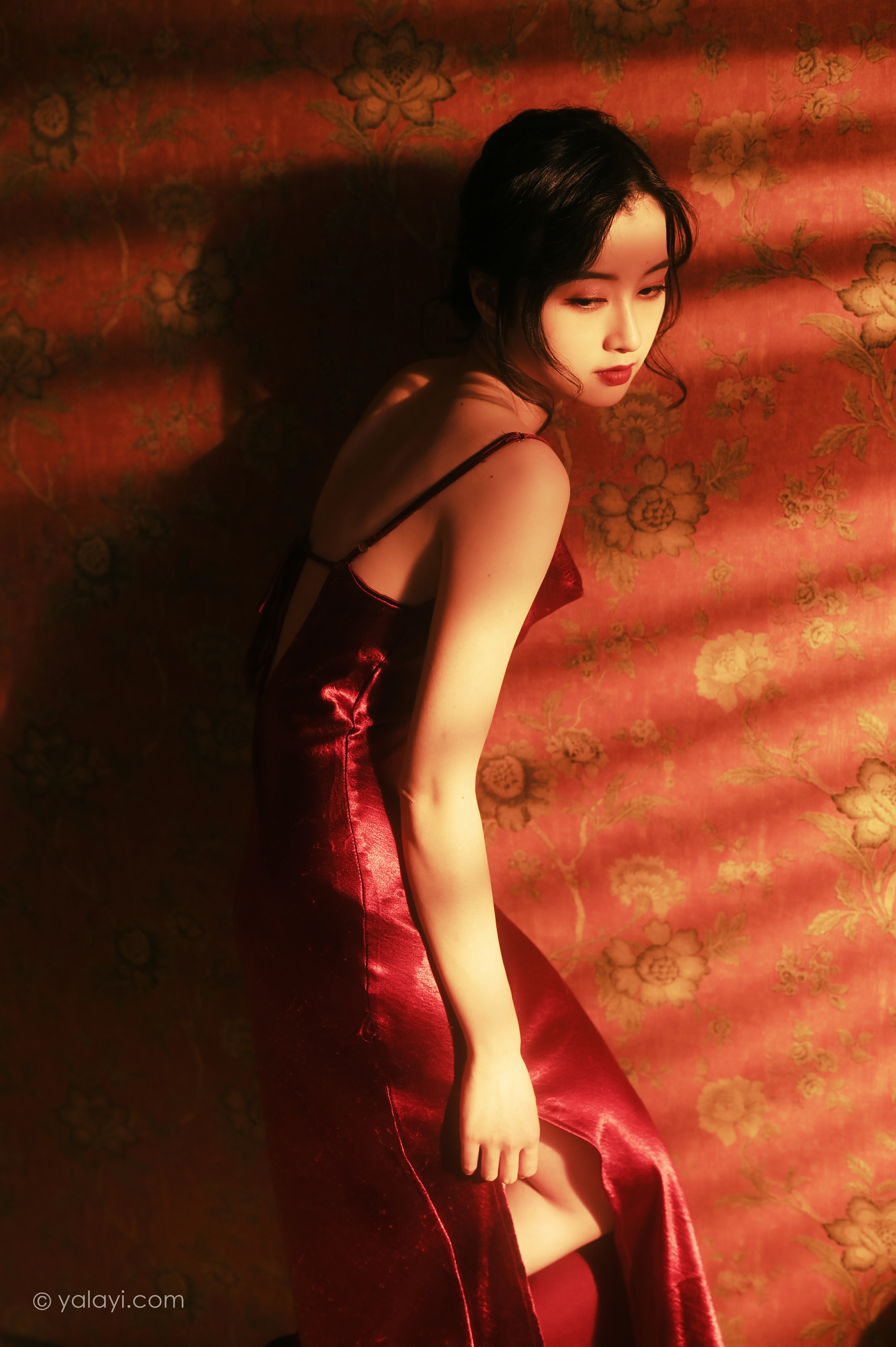 [YALAYI雅拉伊]NO.794 在窗边 京京 红色吊带裸背连衣裙居家性感写真集第6张
