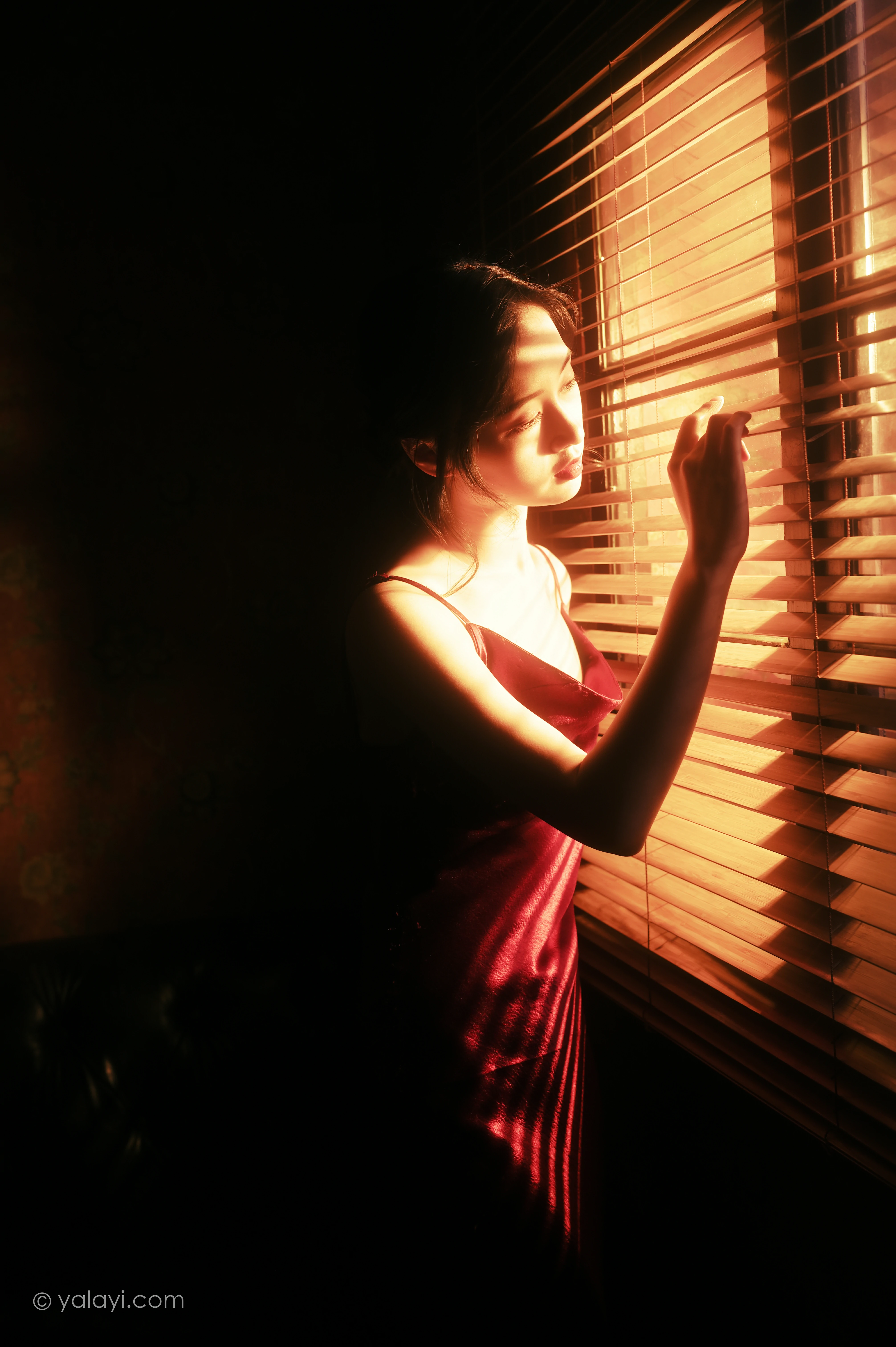 [YALAYI雅拉伊]NO.794 在窗边 京京 红色吊带裸背连衣裙居家性感写真集第8张
