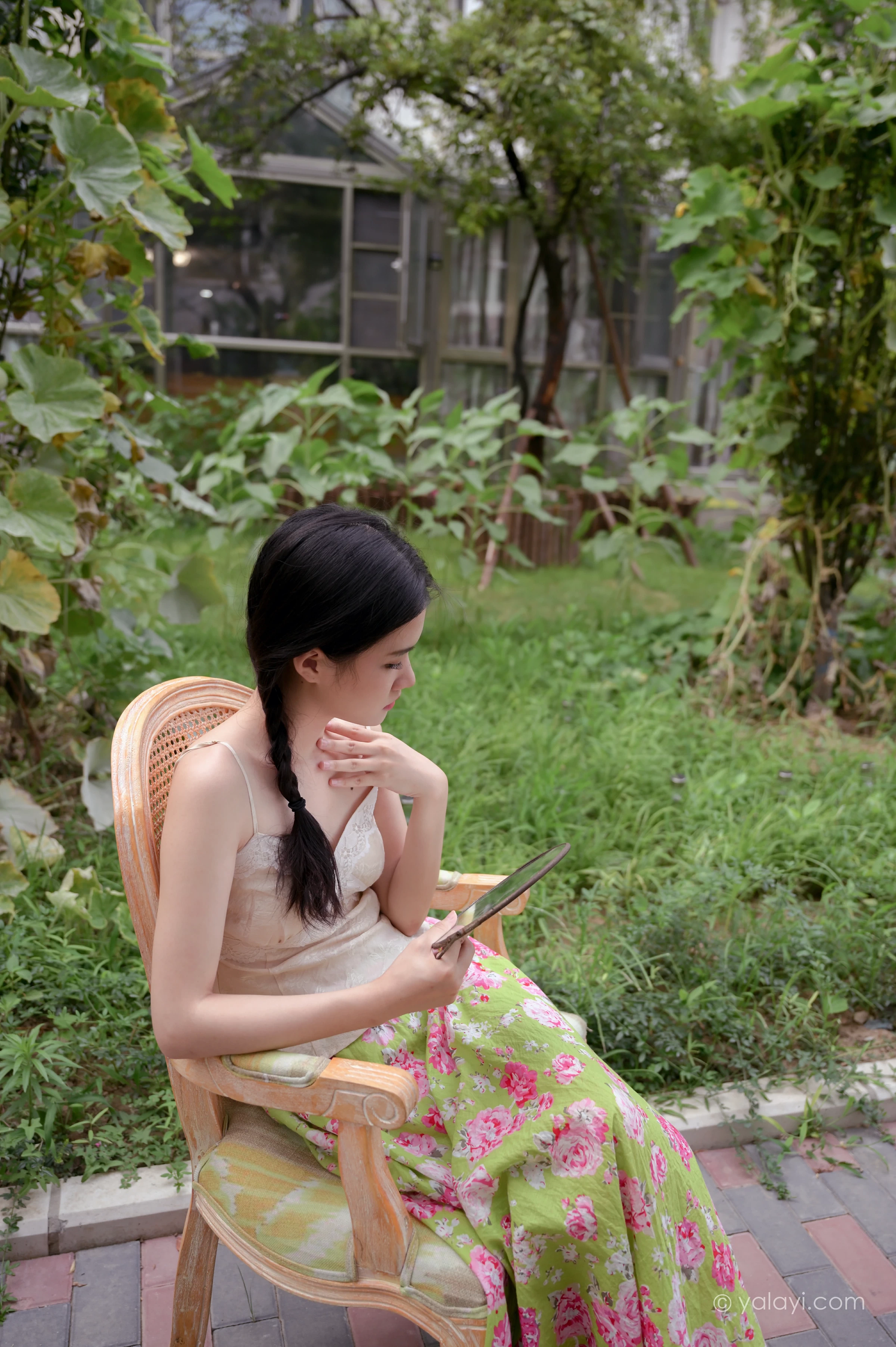 [YALAYI雅拉伊]NO.682 《孤芳不自赏》 方岚 白色蕾丝小背心加碎花短裙私房写真集第7张