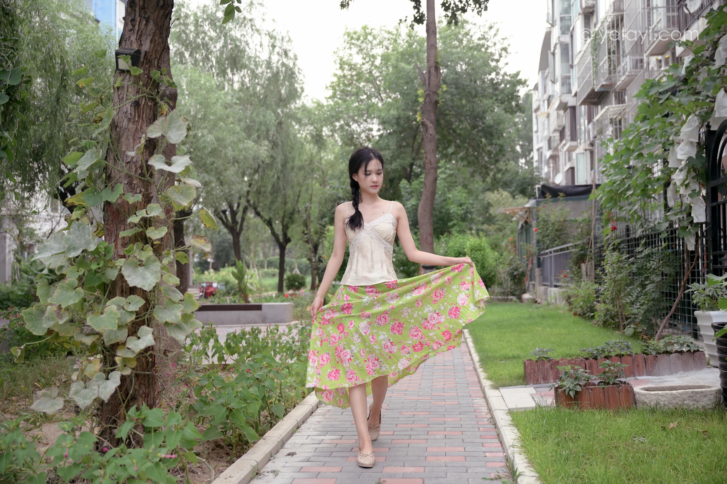 [YALAYI雅拉伊]NO.682 《孤芳不自赏》 方岚 白色蕾丝小背心加碎花短裙私房写真集第12张