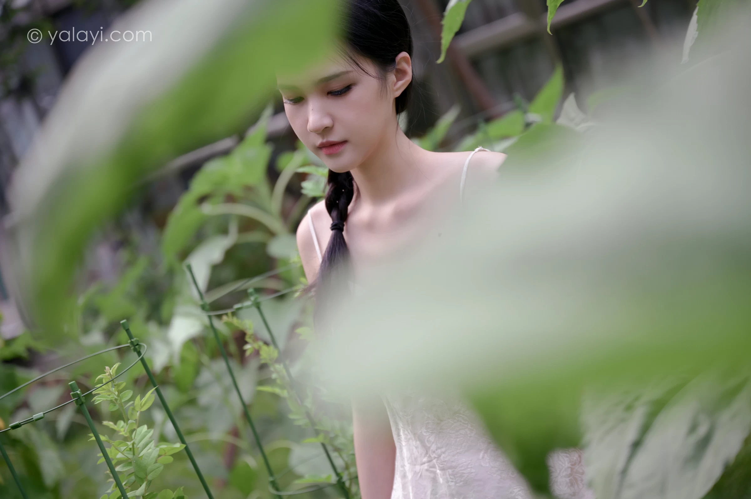 [YALAYI雅拉伊]NO.682 《孤芳不自赏》 方岚 白色蕾丝小背心加碎花短裙私房写真集第14张