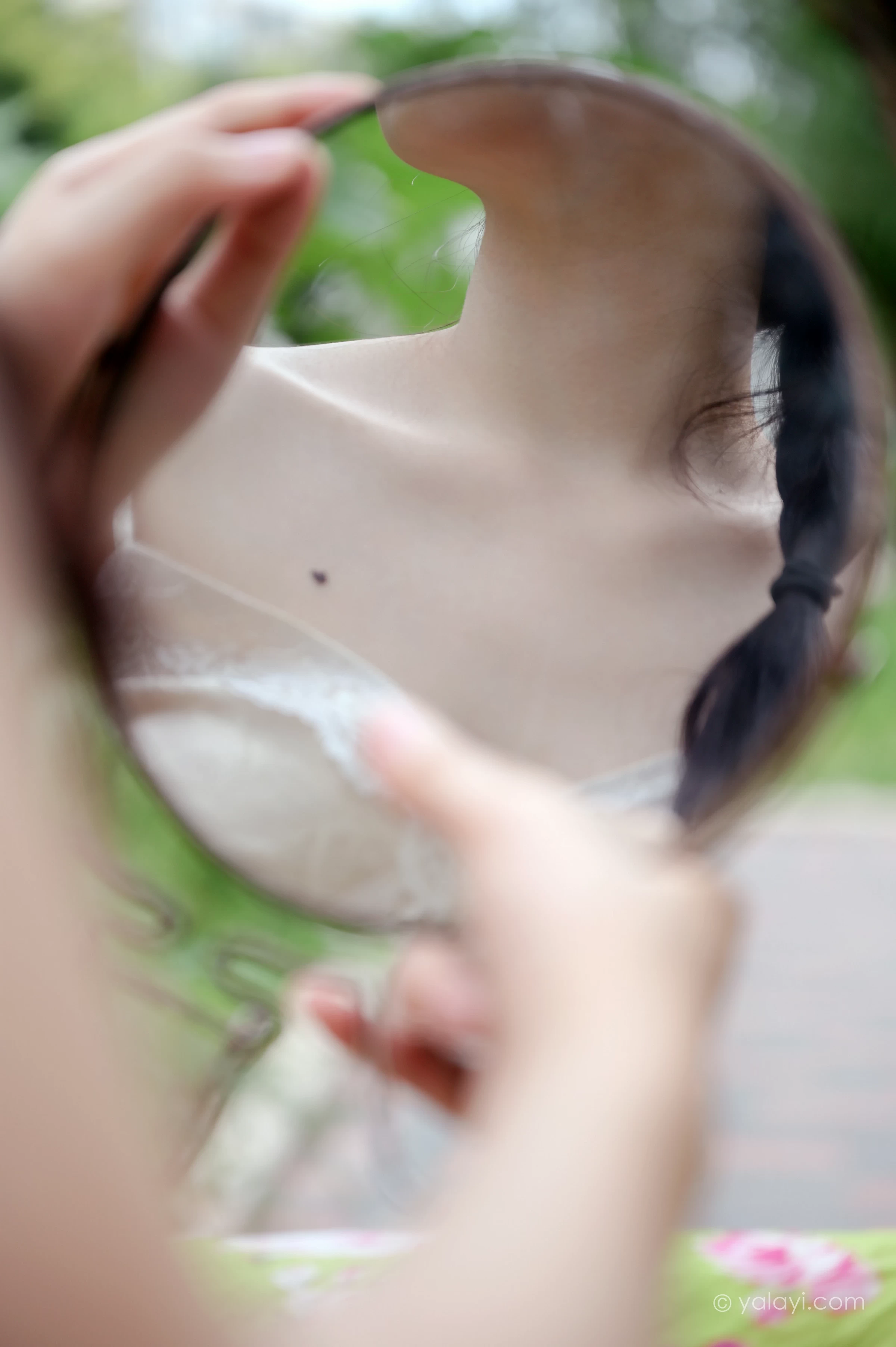 [YALAYI雅拉伊]NO.682 《孤芳不自赏》 方岚 白色蕾丝小背心加碎花短裙私房写真集第14张