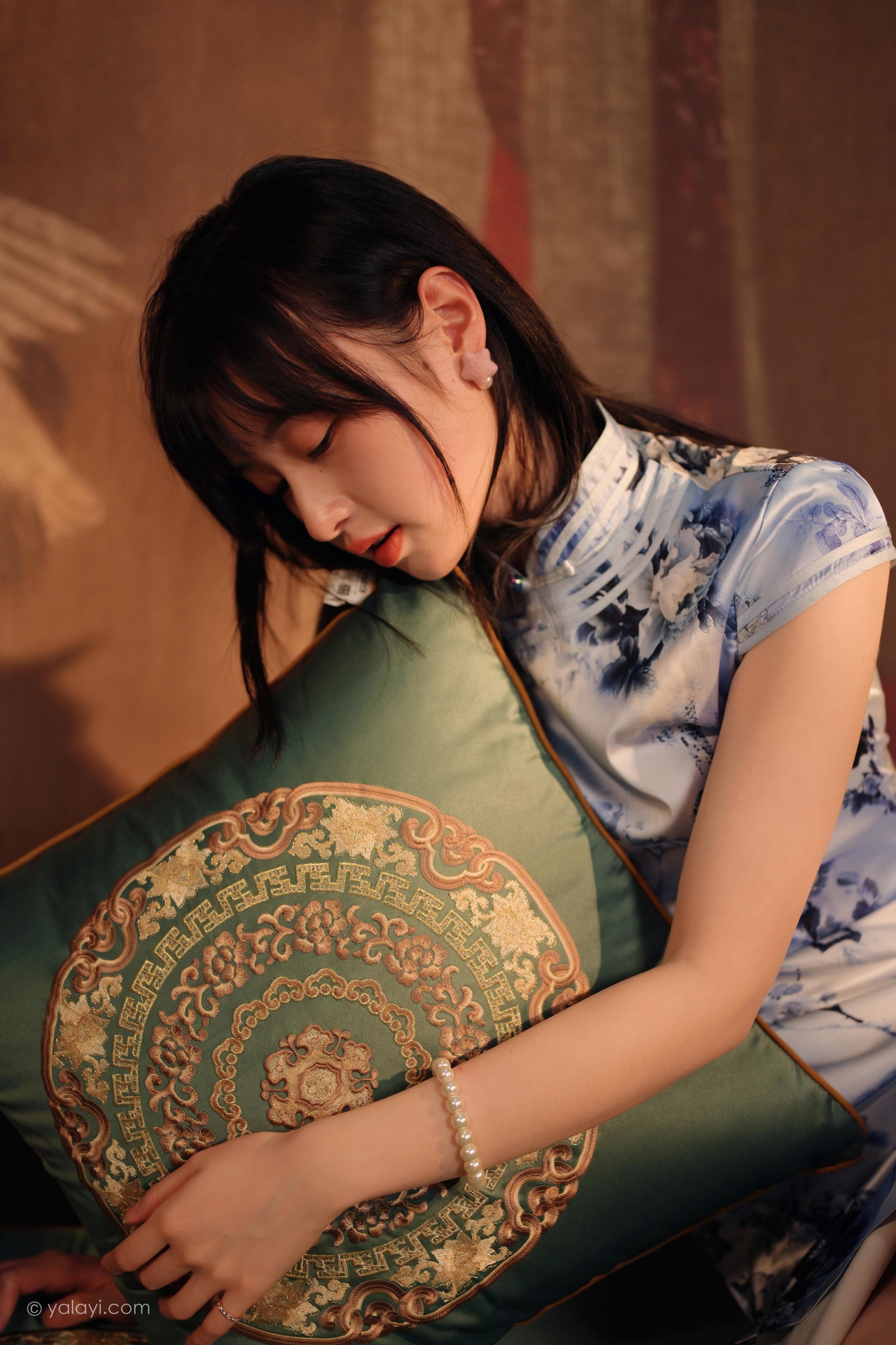 [YALAYI雅拉伊]2022.03.18 绝代芳华 京京 银色无袖旗袍民国风优雅写真集第9张