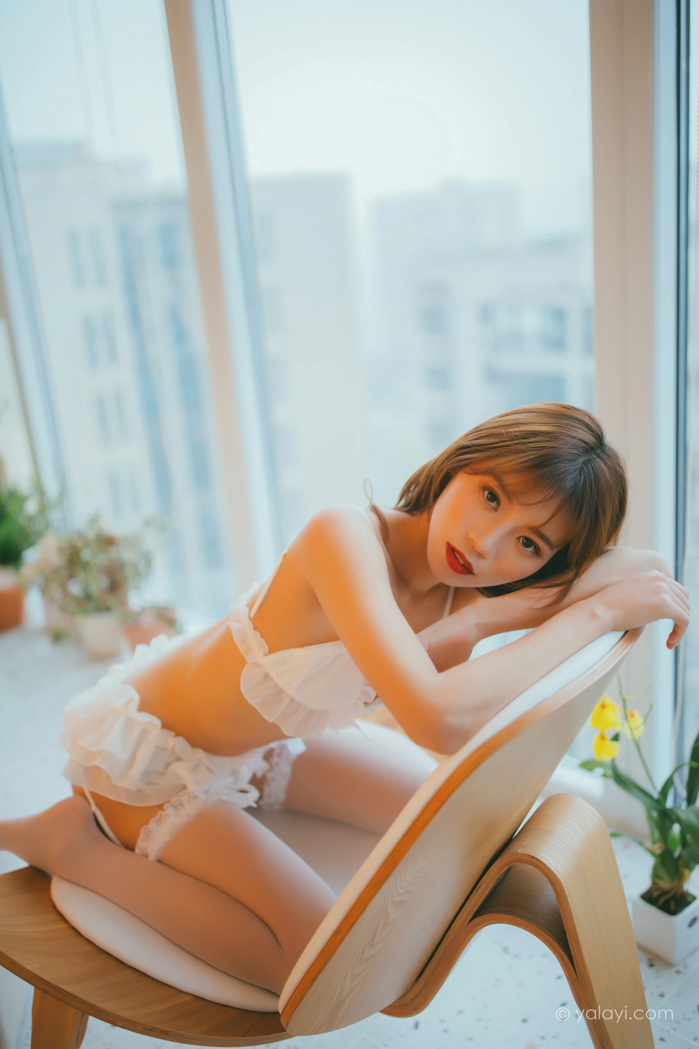 [YALAYI雅拉伊]NO.717 《心悸》 丽雅 白色情趣内衣与短裙加白色丝袜美腿性感私房写真集第3张