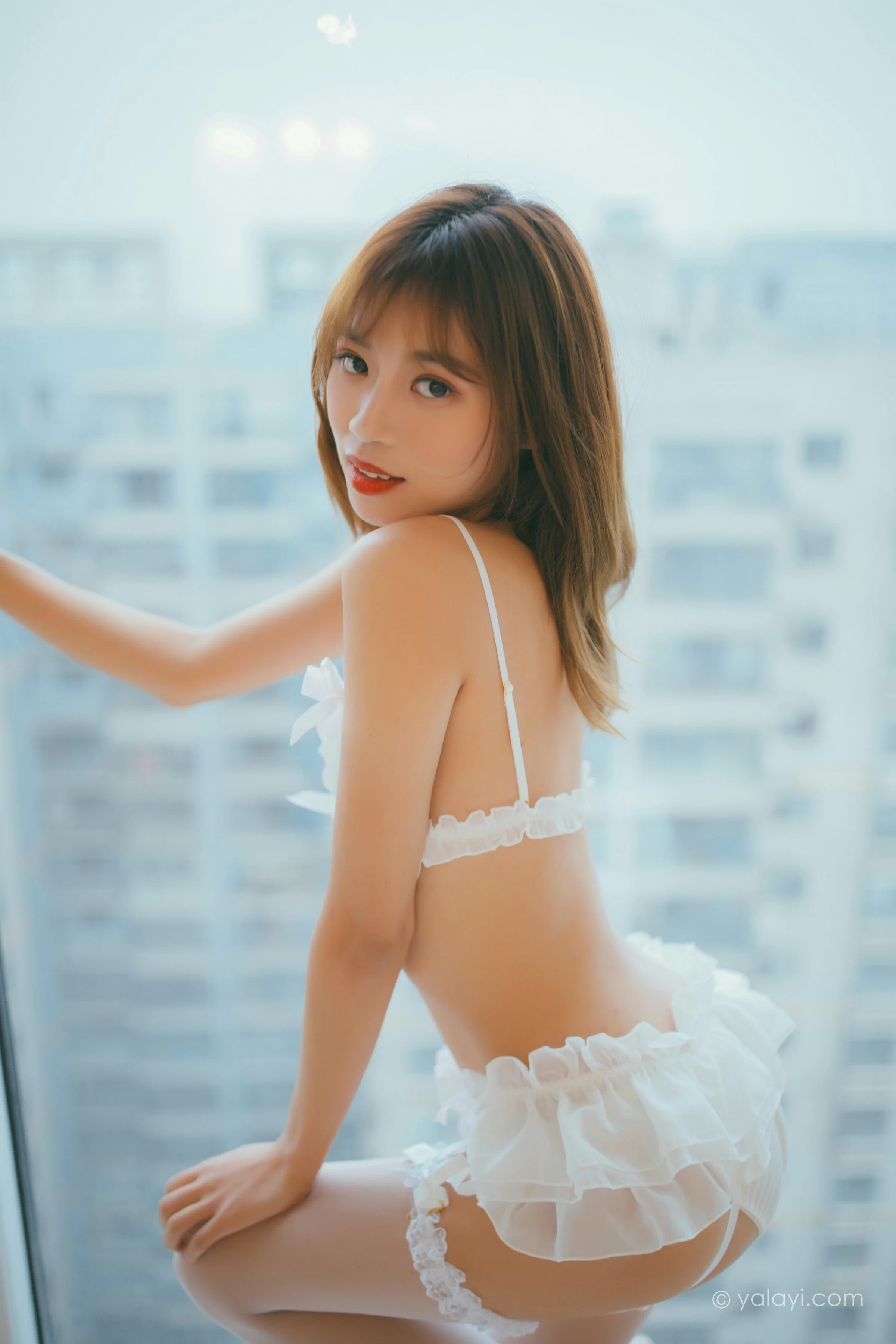 [YALAYI雅拉伊]NO.717 《心悸》 丽雅 白色情趣内衣与短裙加白色丝袜美腿性感私房写真集第11张