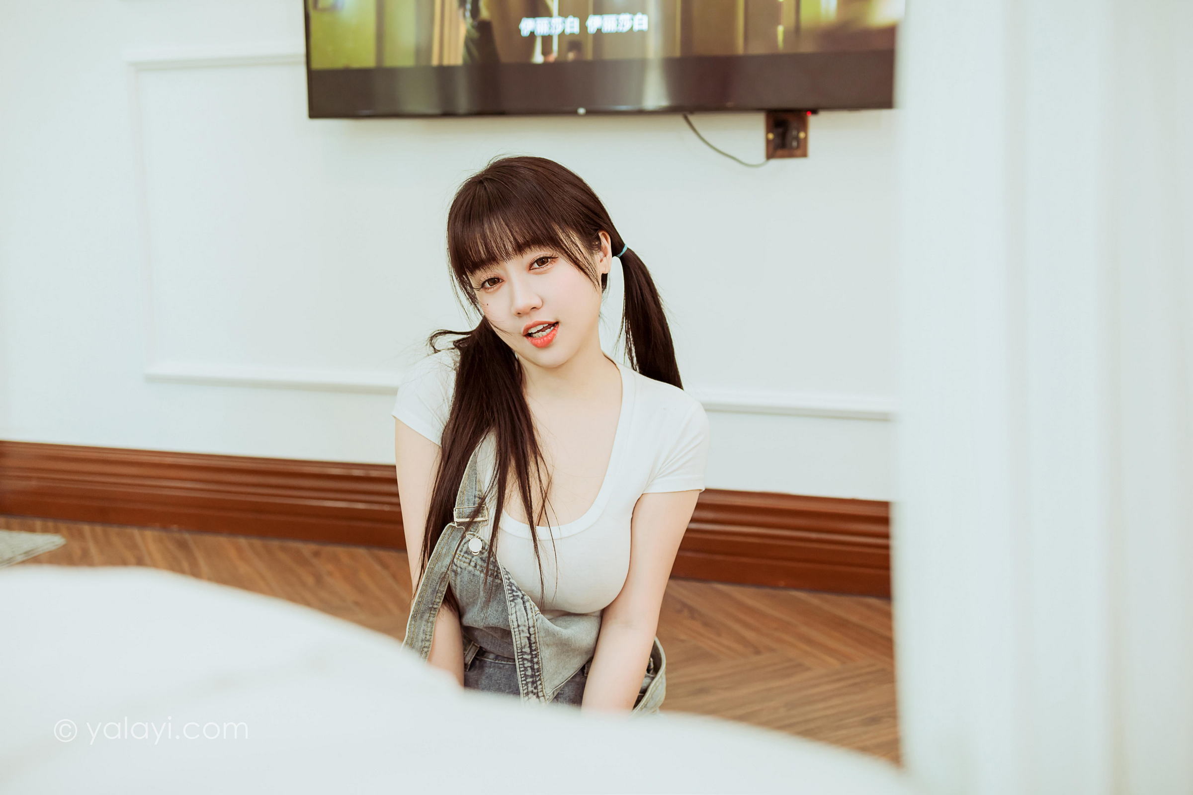 [YALAYI雅拉伊]2022.03.22 开心宅家 虞艺 白色紧身短袖加牛仔背带裤性感写真集第8张