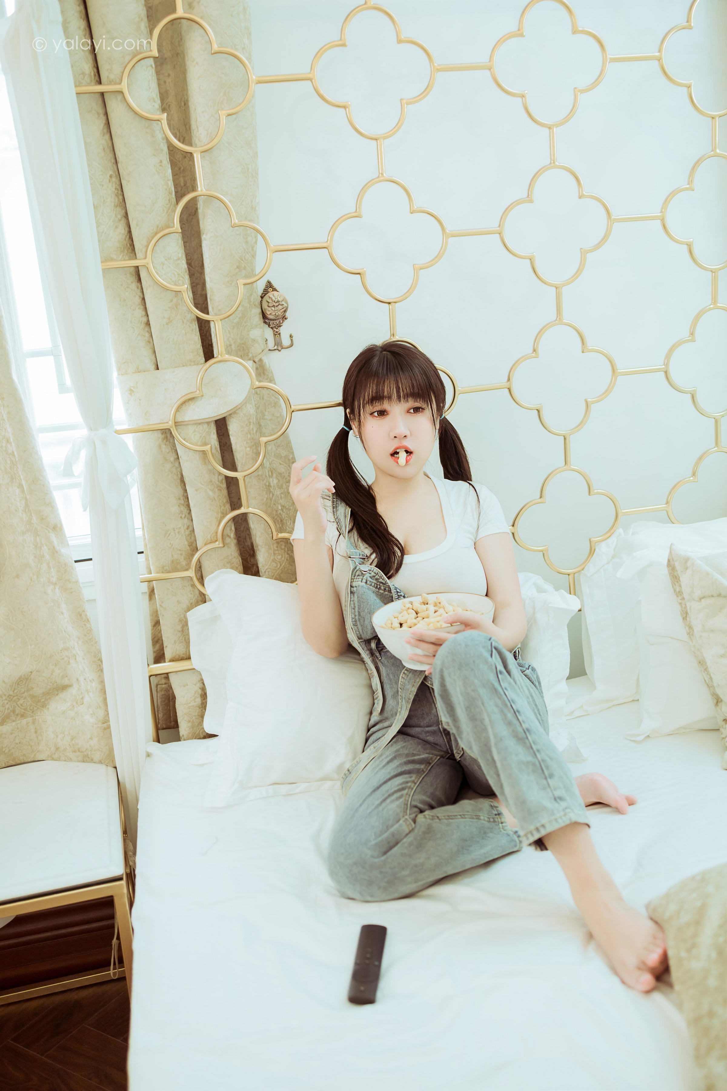 [YALAYI雅拉伊]2022.03.22 开心宅家 虞艺 白色紧身短袖加牛仔背带裤性感写真集第4张