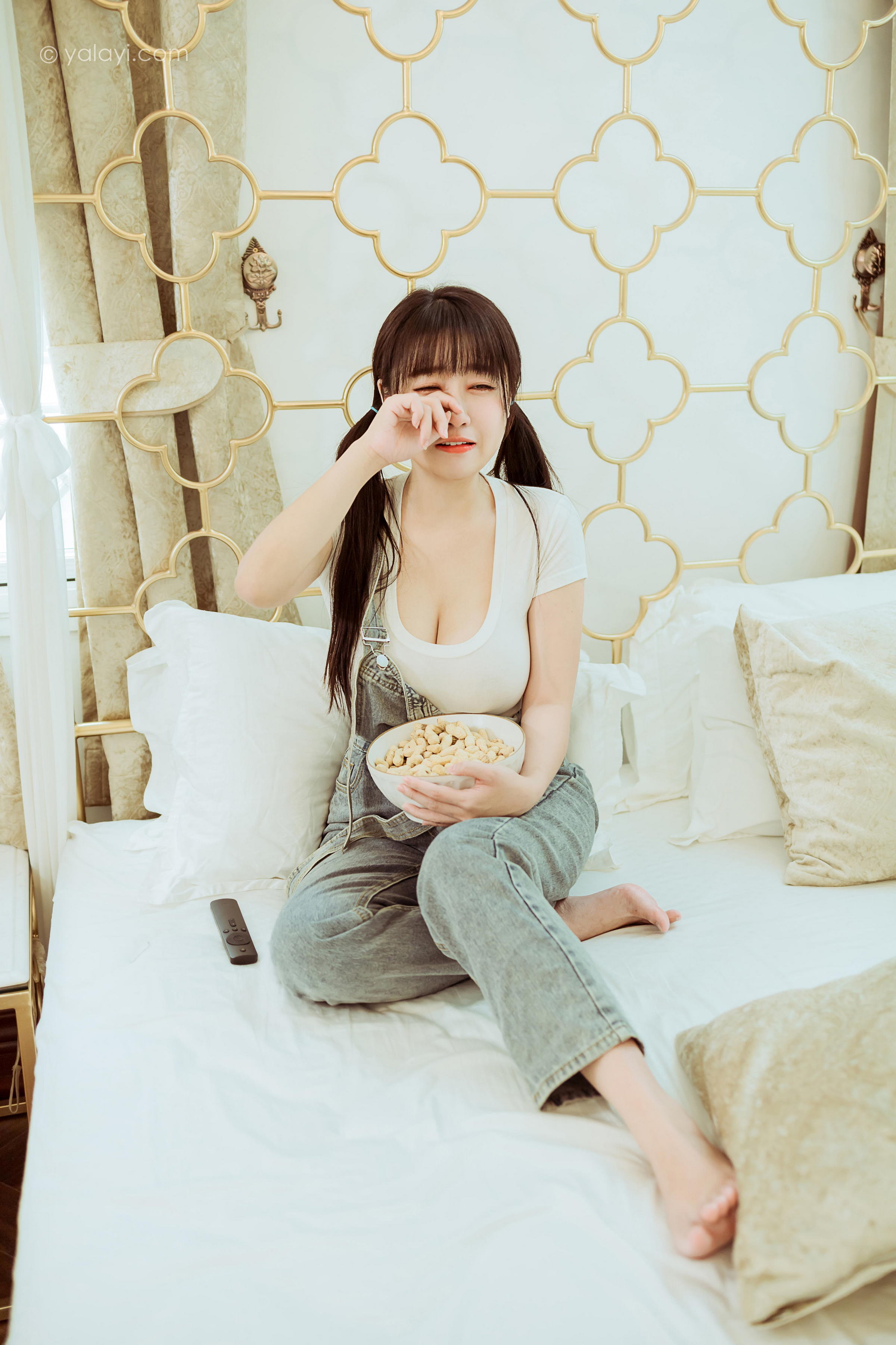 [YALAYI雅拉伊]2022.03.22 开心宅家 虞艺 白色紧身短袖加牛仔背带裤性感写真集第5张