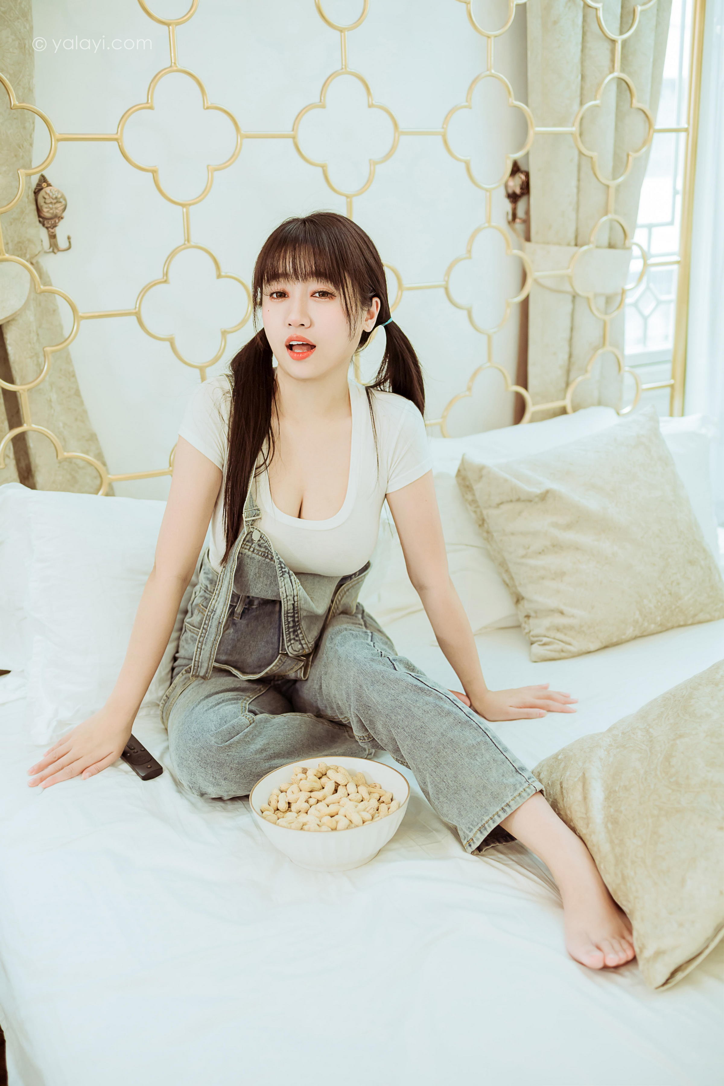 [YALAYI雅拉伊]2022.03.22 开心宅家 虞艺 白色紧身短袖加牛仔背带裤性感写真集第6张