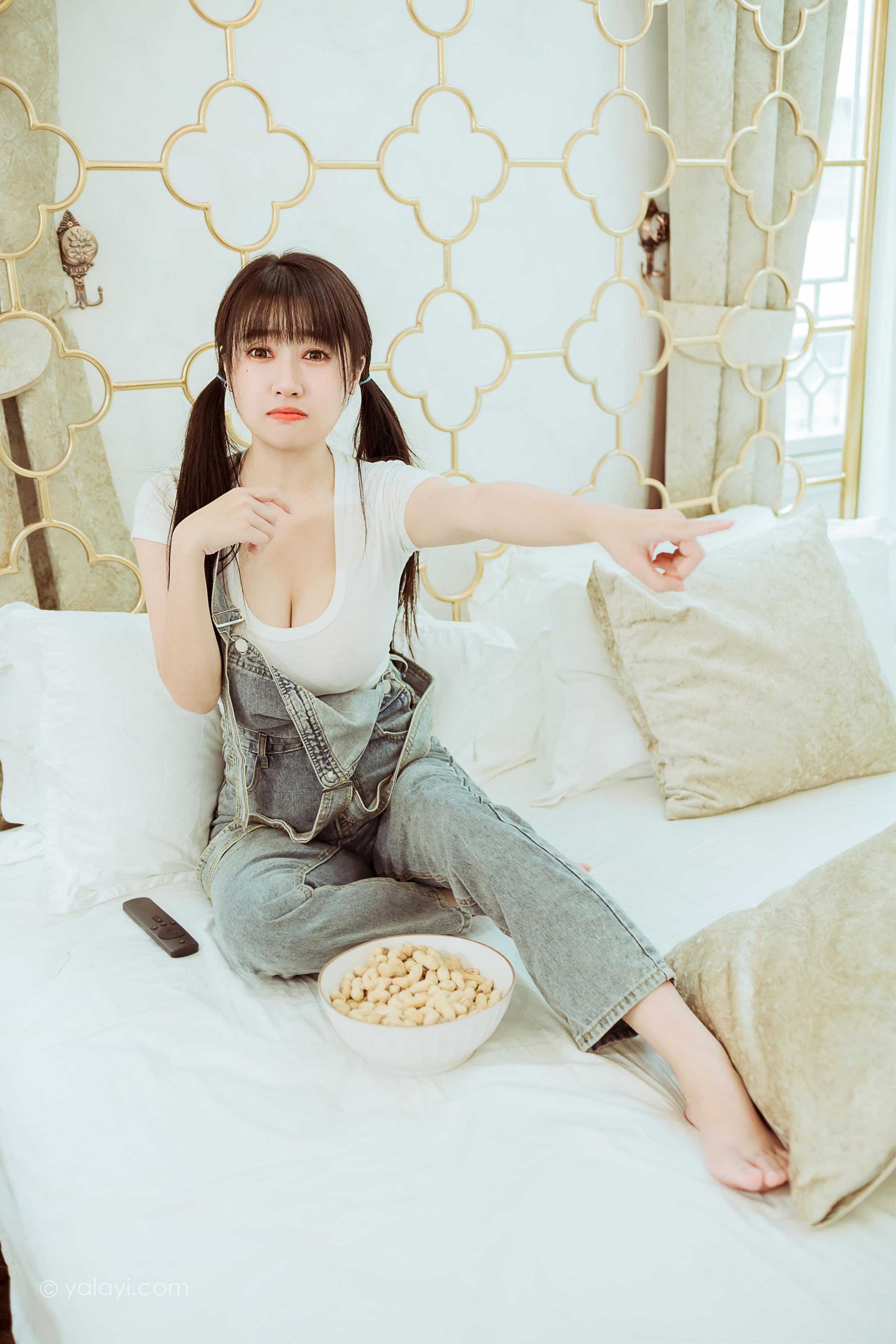 [YALAYI雅拉伊]2022.03.22 开心宅家 虞艺 白色紧身短袖加牛仔背带裤性感写真集第5张