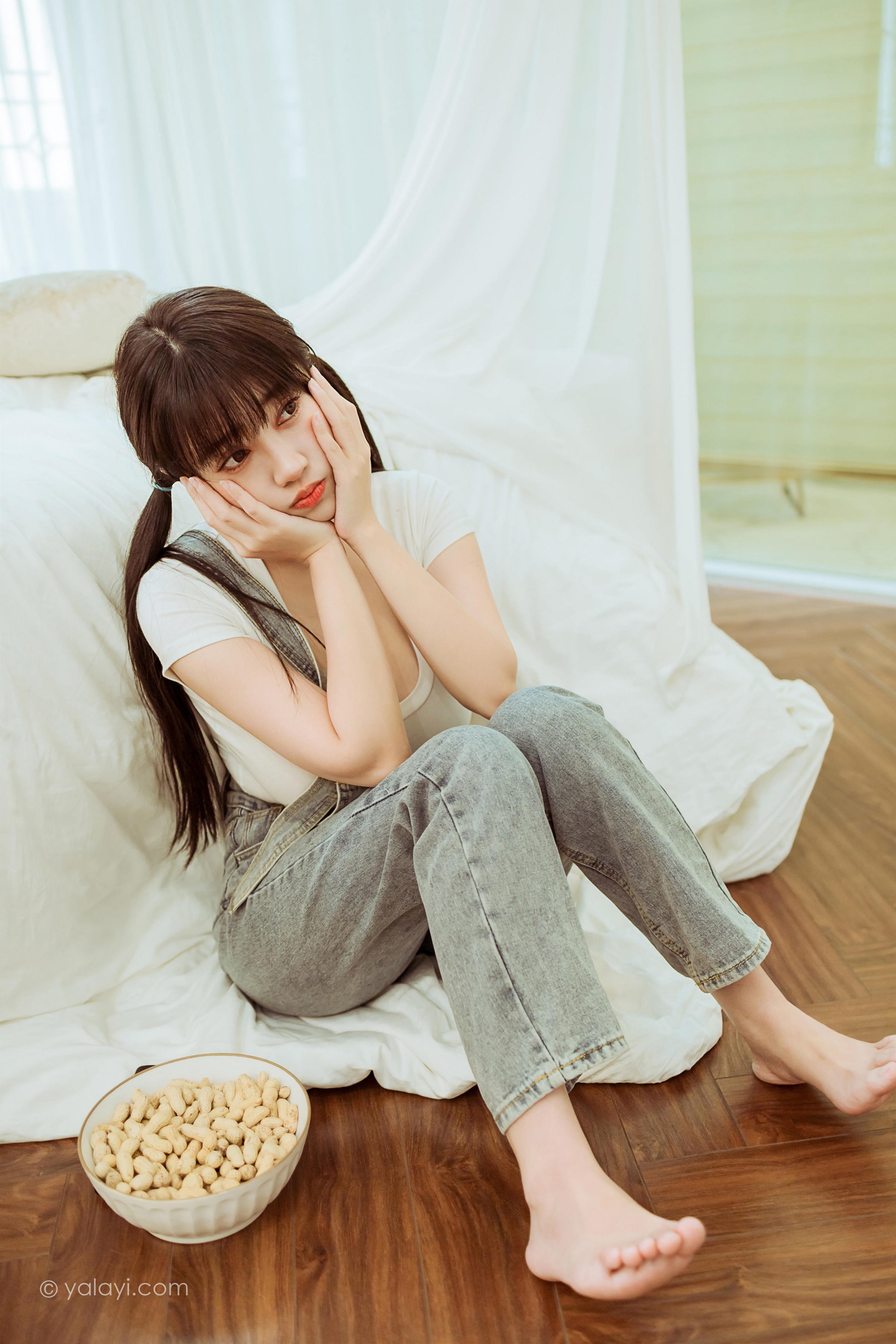 [YALAYI雅拉伊]2022.03.22 开心宅家 虞艺 白色紧身短袖加牛仔背带裤性感写真集第10张