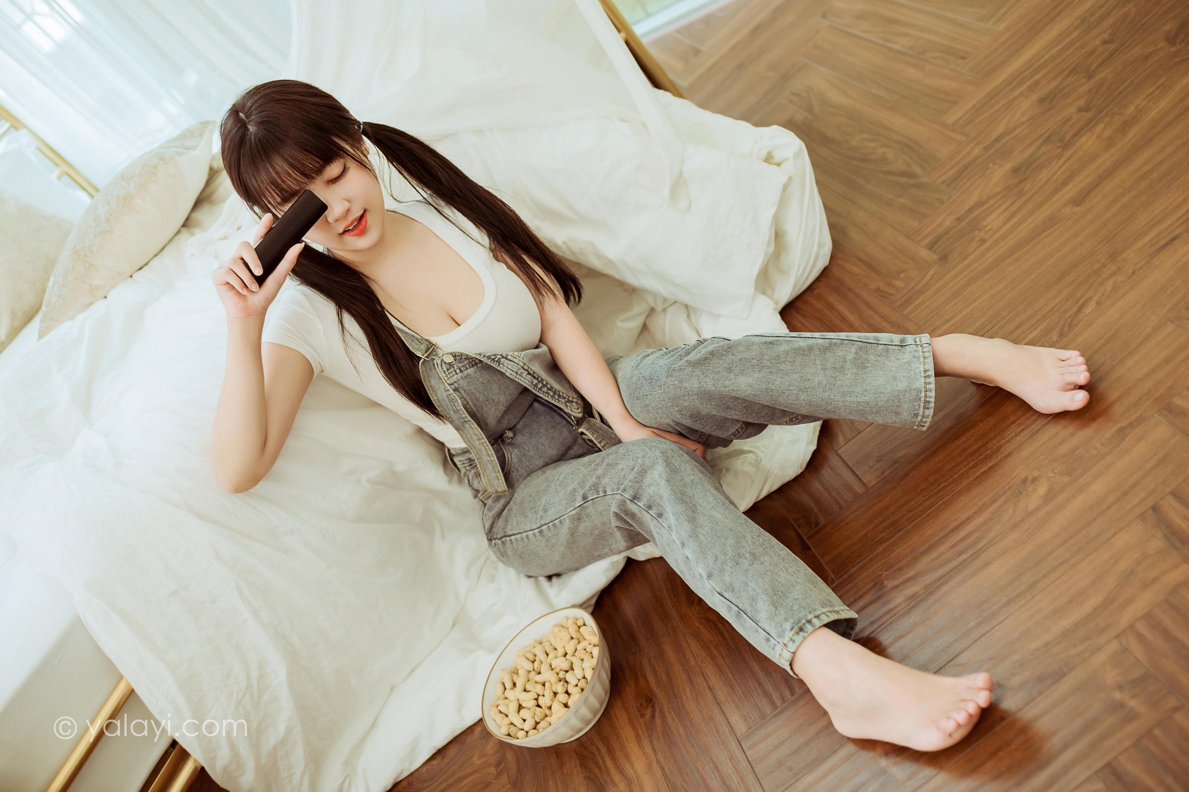 [YALAYI雅拉伊]2022.03.22 开心宅家 虞艺 白色紧身短袖加牛仔背带裤性感写真集第9张