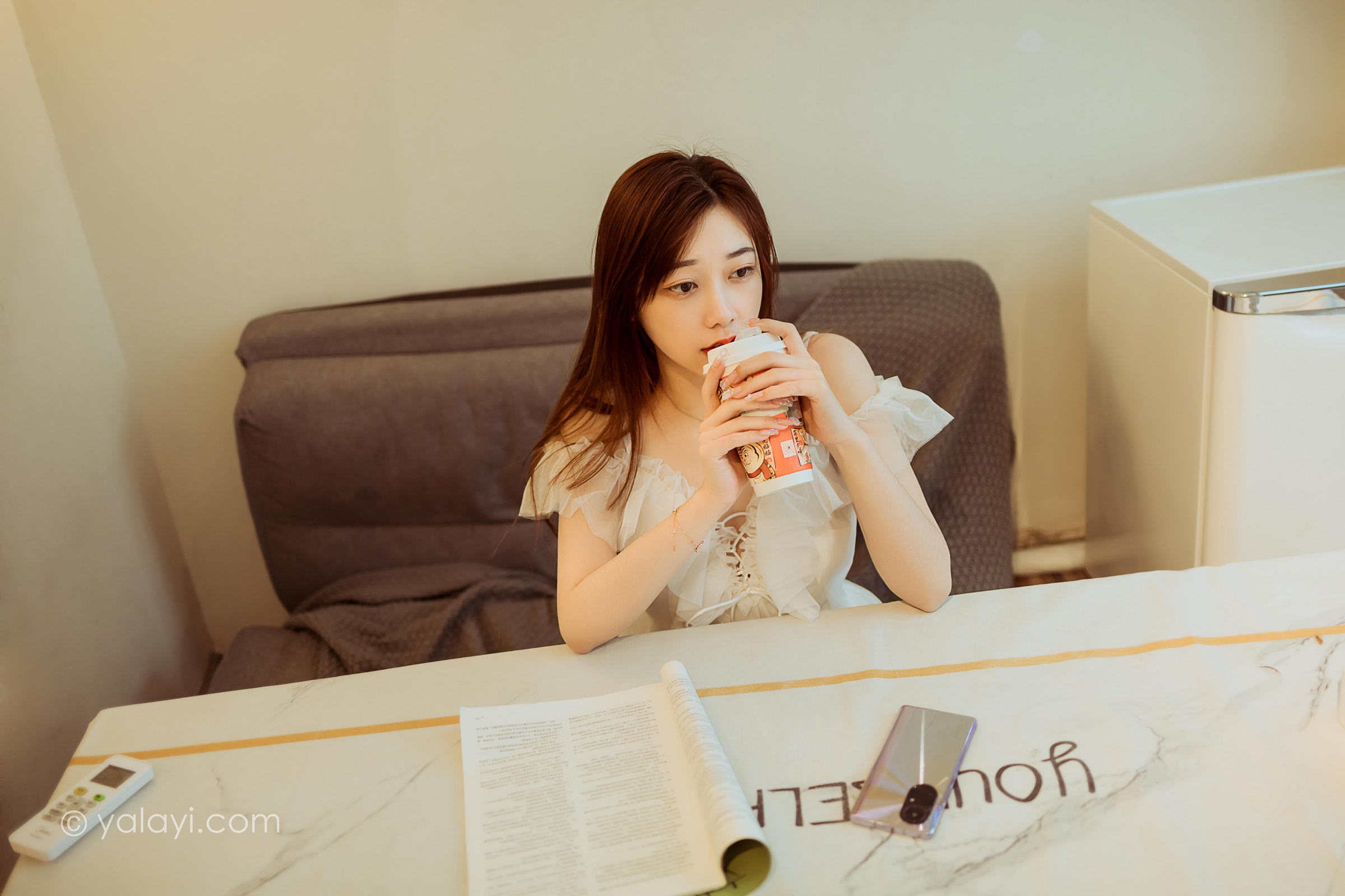 [YALAYI雅拉伊]2022.03.25 梦中情人 夜夜 白色吊带透视连衣裙居家性感写真集第6张