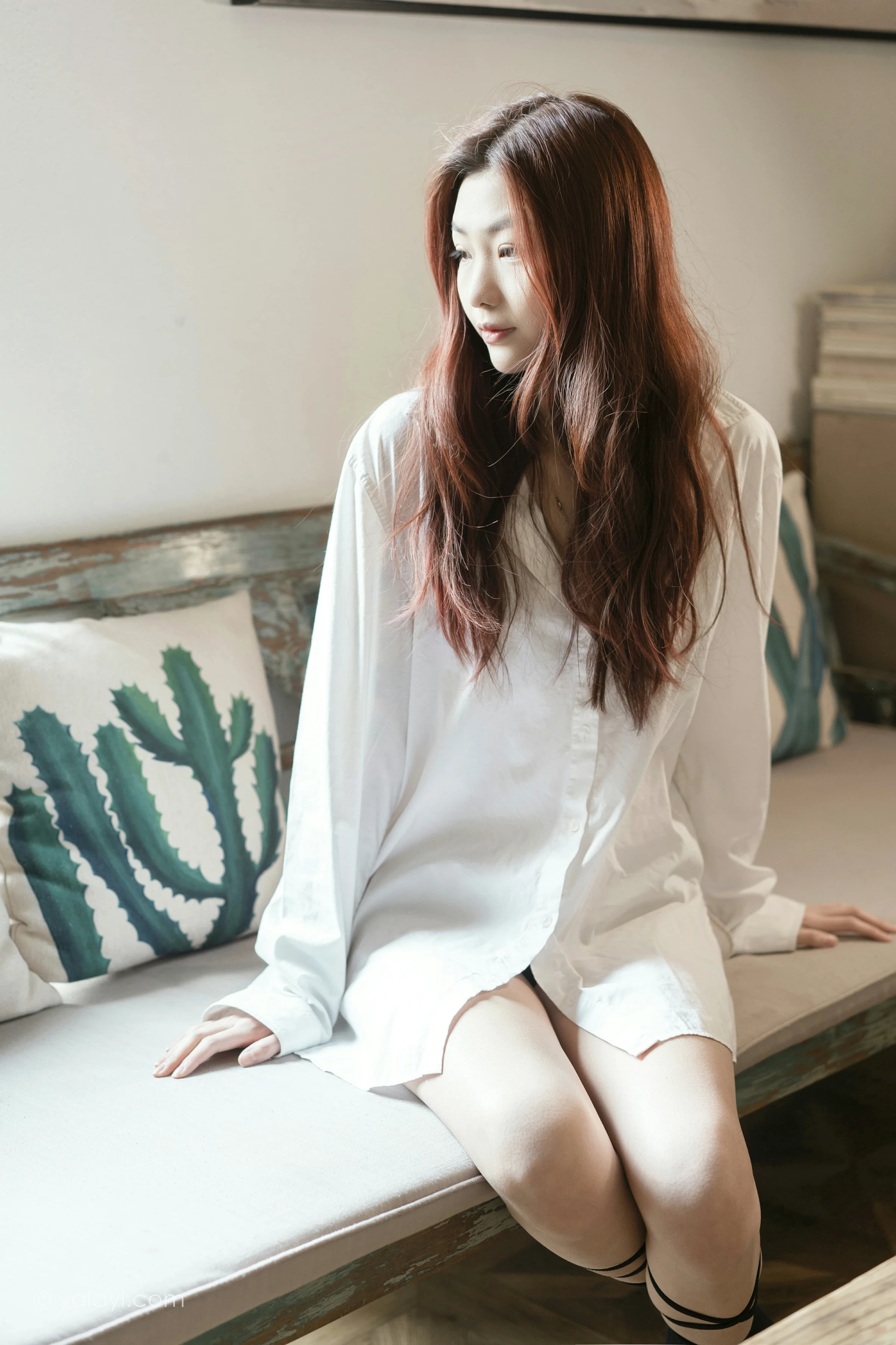 [YALAYI雅拉伊]NO.711 《礼物》 鸭鸭 白色衬衫加黑色内衣性感私房写真集第1张