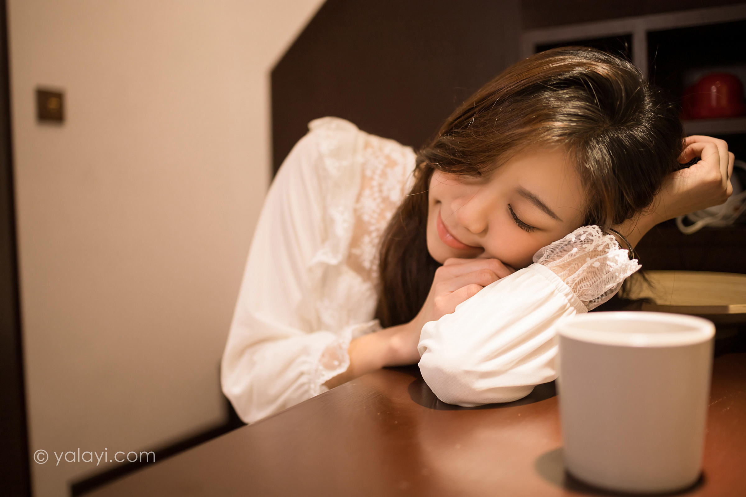[YALAYI雅拉伊]2022.03.30 阁楼 梓瑶 白色透视睡衣裙性感写真集第13张
