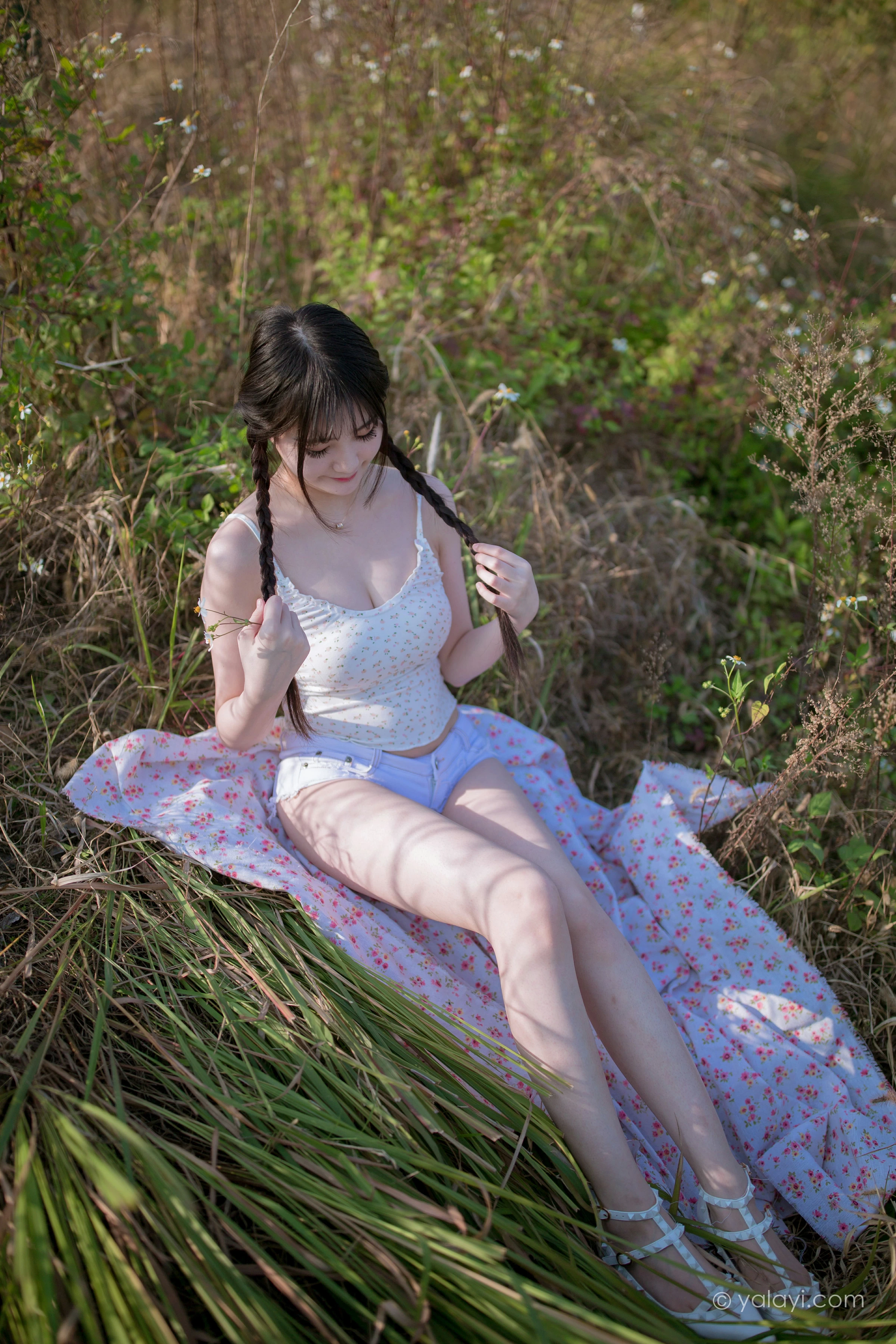 [YALAYI雅拉伊]NO.736 《去江边》 瓶儿 白色性感紧身小背心加牛仔热裤写真集第2张