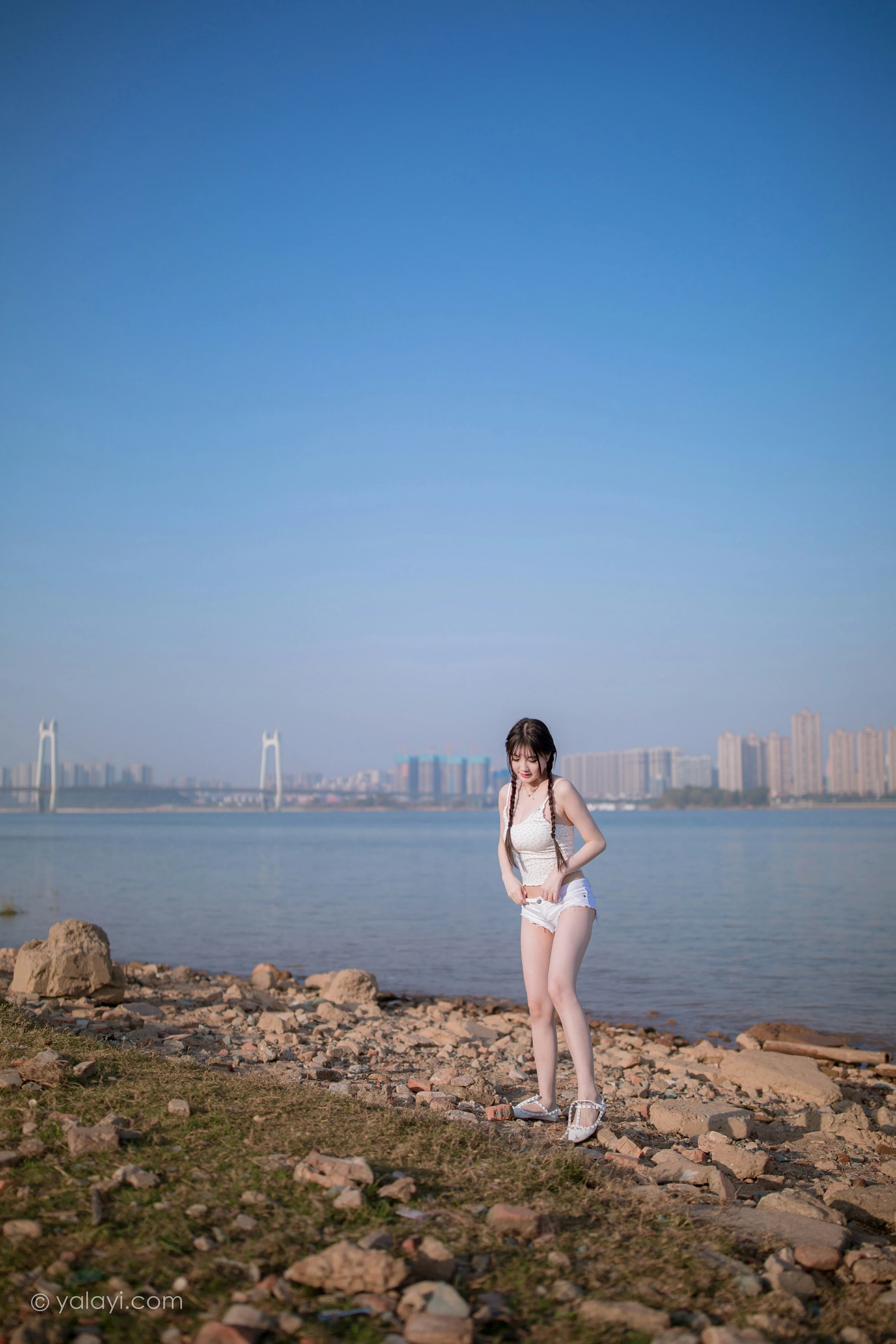 [YALAYI雅拉伊]NO.736 《去江边》 瓶儿 白色性感紧身小背心加牛仔热裤写真集第11张