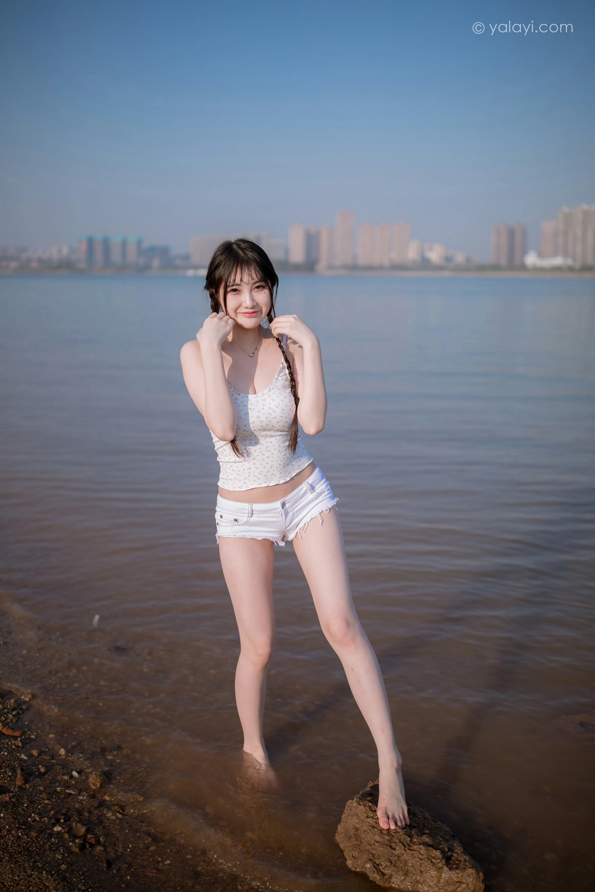 [YALAYI雅拉伊]NO.736 《去江边》 瓶儿 白色性感紧身小背心加牛仔热裤写真集第13张